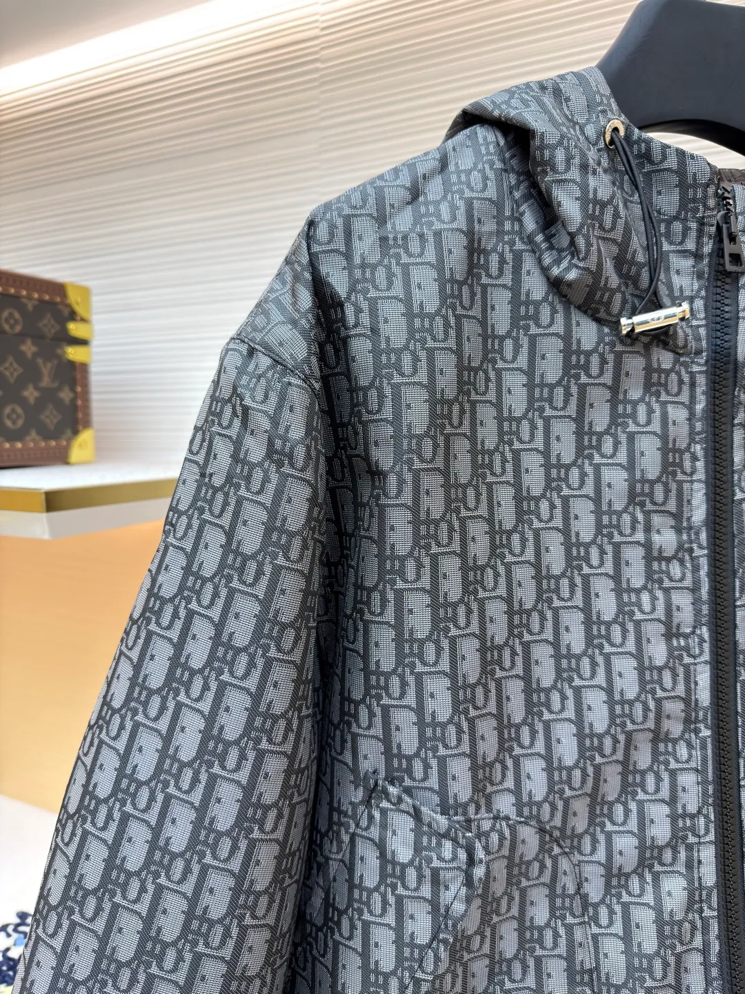 Dior Oblique full-width jacquard printed hooded jacket ●Original version: purchased and developed by 22785 ●Item number: 1681741-C45 ●Fabric: taffeta technical jacquard fabric ●Technology: printing production ●Color: gray ●Version: fitted version ●Weight: about 635 grams ●Size: S-M-L-XL ●Description: Carefully made of blue taffeta technical jacquard fabric, with front zipper closure, two flap pockets and two snap patch pockets, and a drawstring hood design for good protection. It is embellished with bee logo embroidery and can be matched with other Oblique printed items. The overall line is straight and delicate, the fabric is comfortable and soft, and the color is consistent without color difference. It can be matched with the same style to create a fashionable look and control various occasions. Customized accessories, complete with three labels, same style for men and women!