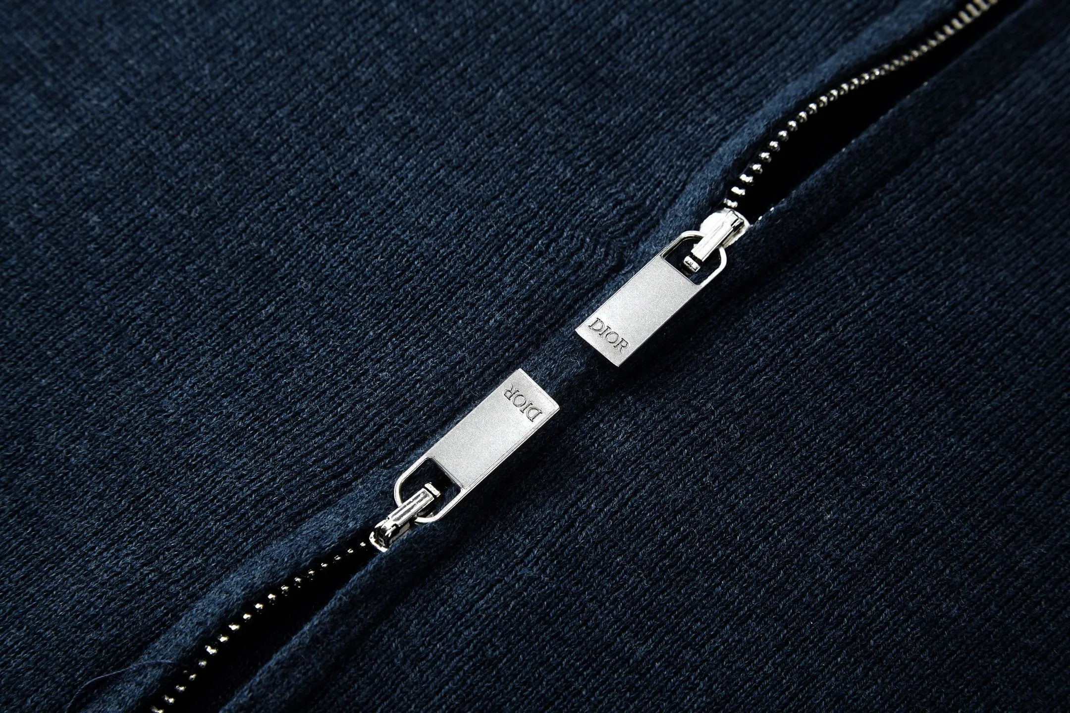 🅿️480 [Exclusive supply] CD 25FW chest logo zipper cardigan sweater (navy blue) The original version was purchased and developed for 17,000. The fabric is made of 50% soft wool and 50% combed cotton yarn. The zipper uses electroplated bright silver double sliders, with the DIOR logo laser engraved on the surface. The embroidery adopts 3D three-dimensional embroidery technology, and the reverse side is embroidered with composite glue, showing a 3D concave and convex visual sense on the surface. Garment washing - removing wool impurities - fixing the color - fixing the pattern. A new take on knitwear, the CD Icon sweater is an example of Dior's savoir-faire. Carefully crafted from black sheep wool knitted fabric, it is decorated with CD Icon debossed embroidery on the chest and zipper closure, making it unique. Warm and practical, it can be worn layered with a T-shirt. Decorated with a CD icon debossed embroidered stand collar on the chest, two-way zipper closure with Dior logo zip puller. Size:S-M-L-XL