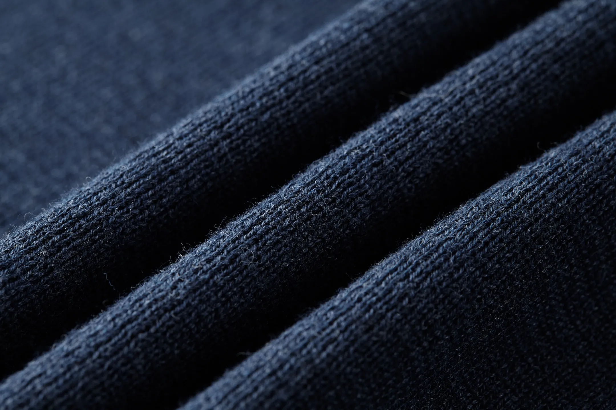 🅿️480 [Exclusive supply] CD 25FW chest logo zipper cardigan sweater (navy blue) The original version was purchased and developed for 17,000. The fabric is made of 50% soft wool and 50% combed cotton yarn. The zipper uses electroplated bright silver double sliders, with the DIOR logo laser engraved on the surface. The embroidery adopts 3D three-dimensional embroidery technology, and the reverse side is embroidered with composite glue, showing a 3D concave and convex visual sense on the surface. Garment washing - removing wool impurities - fixing the color - fixing the pattern. A new take on knitwear, the CD Icon sweater is an example of Dior's savoir-faire. Carefully crafted from black sheep wool knitted fabric, it is decorated with CD Icon debossed embroidery on the chest and zipper closure, making it unique. Warm and practical, it can be worn layered with a T-shirt. Decorated with a CD icon debossed embroidered stand collar on the chest, two-way zipper closure with Dior logo zip puller. Size:S-M-L-XL