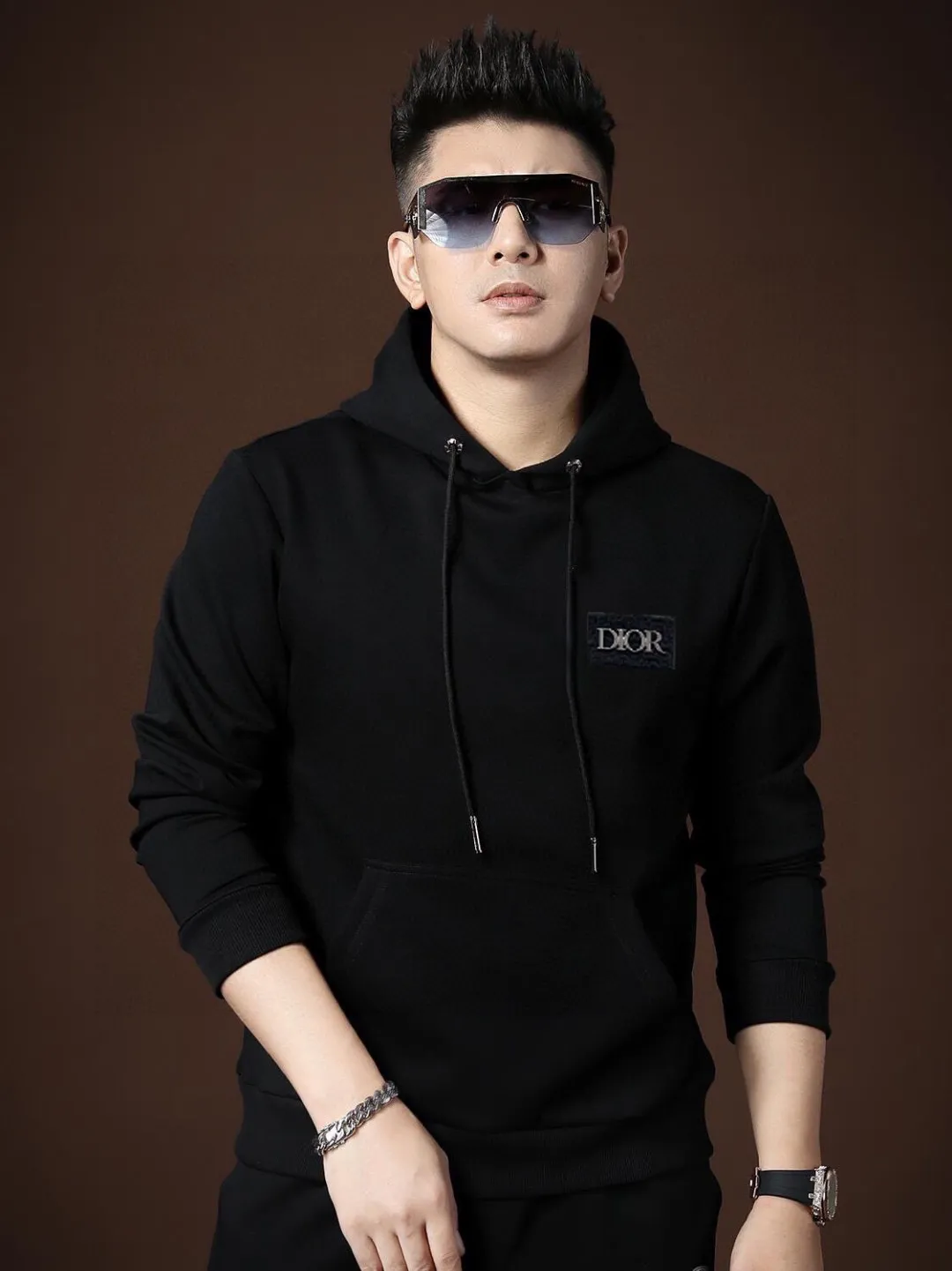 🅿️400 [DIOR Dior] (Fat Man Gospel) hot-selling suit is coming. Focus on the original version of the official website. 2025 new hot-selling cardigan sweater suit. The original order is the best product. 🇭🇰The meticulous work of top designers is dedicated to a fitting and perfect upper body effect. All-natural high-quality Roman cotton 100%, close-fitting comfort, noble and elegant! Original hardware embodies elegance and nobility! Counter size: M-5XL (maximum wear up to 220 pounds)