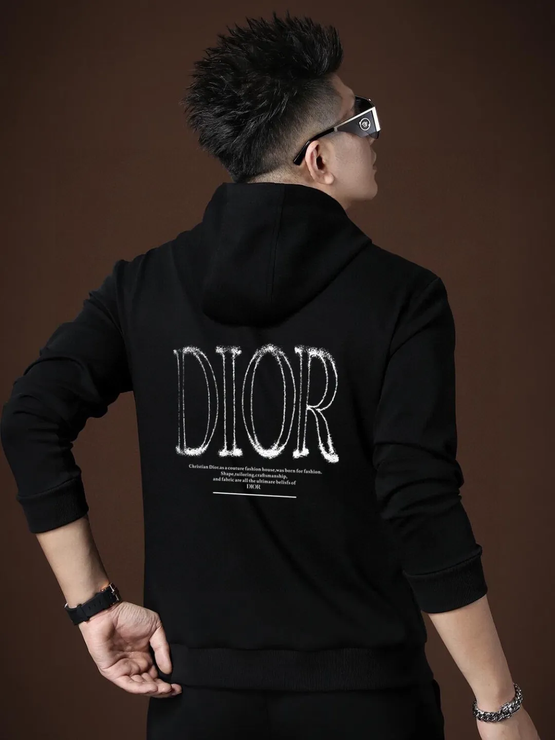 🅿️400 [DIOR Dior] (Fat Man Gospel) hot-selling suit is coming. Focus on the original version of the official website. 2025 new hot-selling cardigan sweater suit. The original order is the best product. 🇭🇰The meticulous work of top designers is dedicated to a fitting and perfect upper body effect. All-natural high-quality Roman cotton 100%, close-fitting comfort, noble and elegant! Original hardware embodies elegance and nobility! Counter size: M-5XL (maximum wear up to 220 pounds)