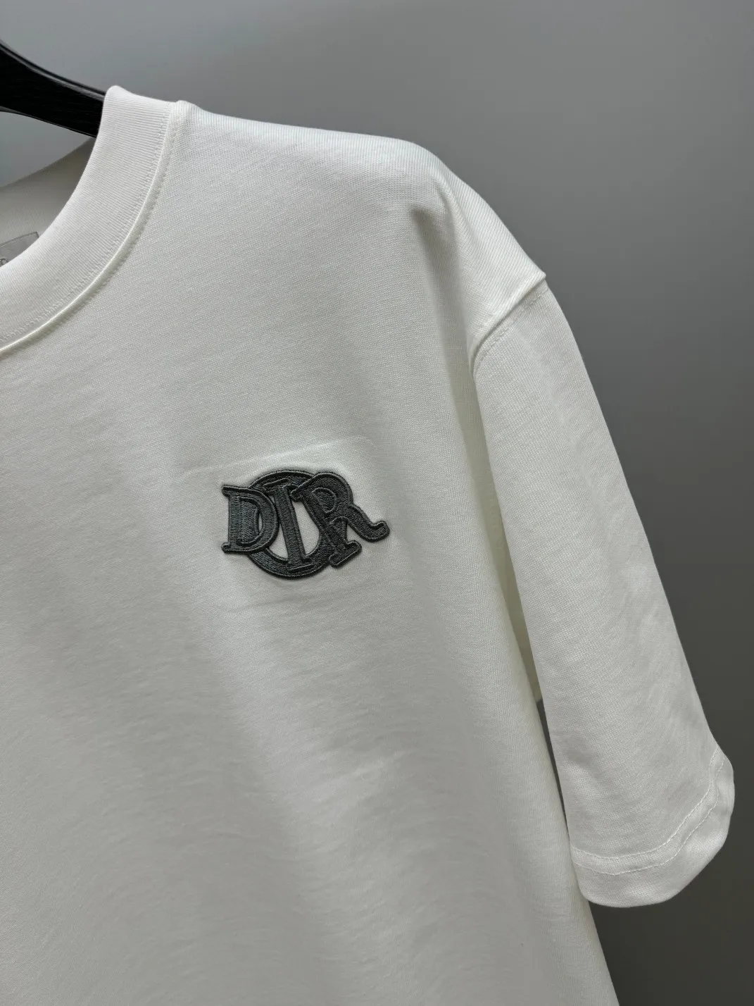 🅿️220 (top version, different currency) will not be taken off the shelves all year round, sell with confidence. Style: Dior/DIO.R short-sleeved T-shirt. Fabric: 300g double yarn 100% cotton. Rib: 320g heavy Sorona 1*1 trendy brand. Craftsmanship: imported machine embroidery logo. Color: white blue apricot. Size: XS S M L. Gender-neutral. Same style for men and women.