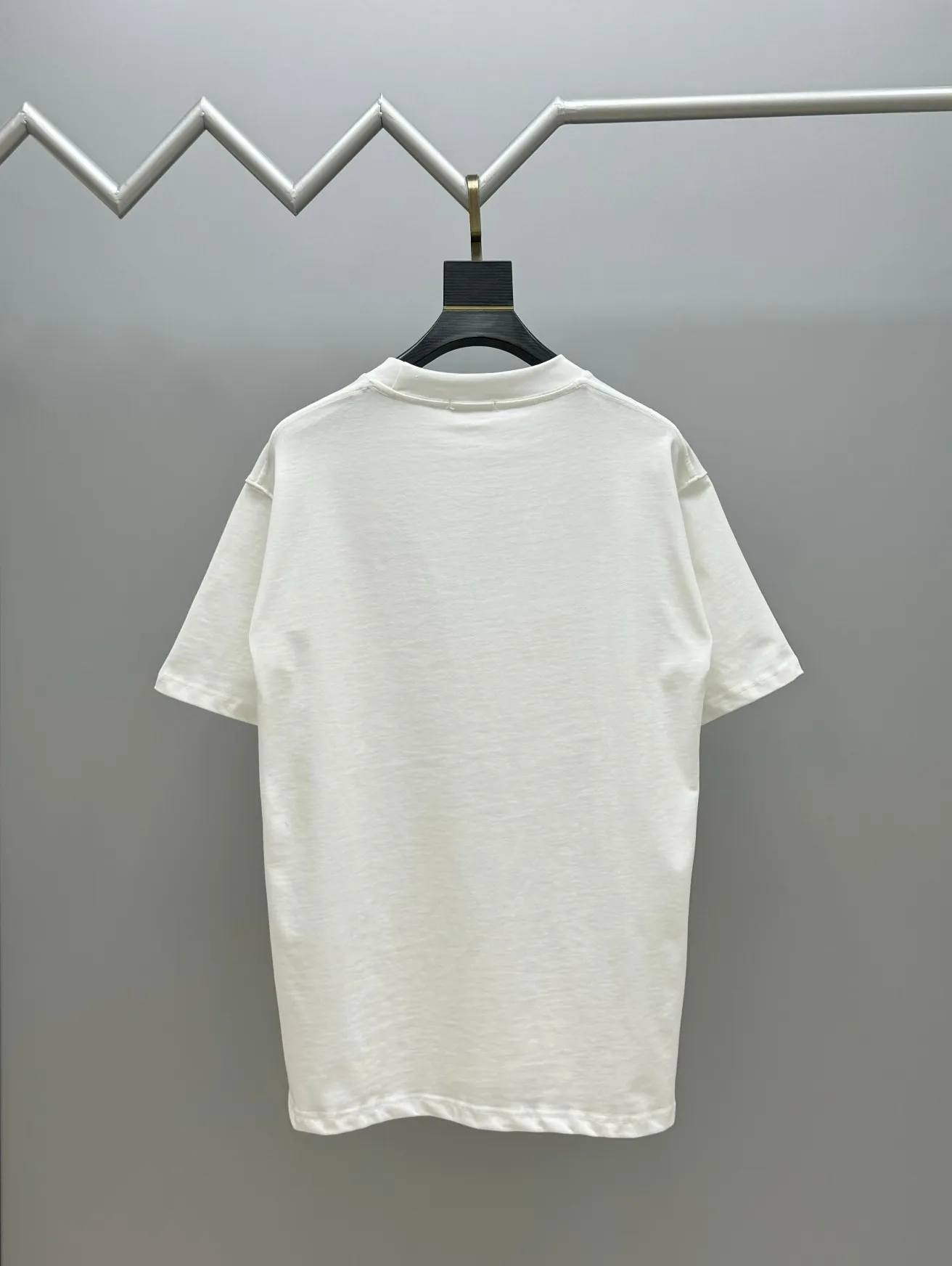 🅿️220 (top version, different currency) will not be taken off the shelves all year round, sell with confidence. Style: Dior/DIO.R short-sleeved T-shirt. Fabric: 300g double yarn 100% cotton. Rib: 320g heavy Sorona 1*1 trendy brand. Craftsmanship: imported machine embroidery logo. Color: white blue apricot. Size: XS S M L. Gender-neutral. Same style for men and women.