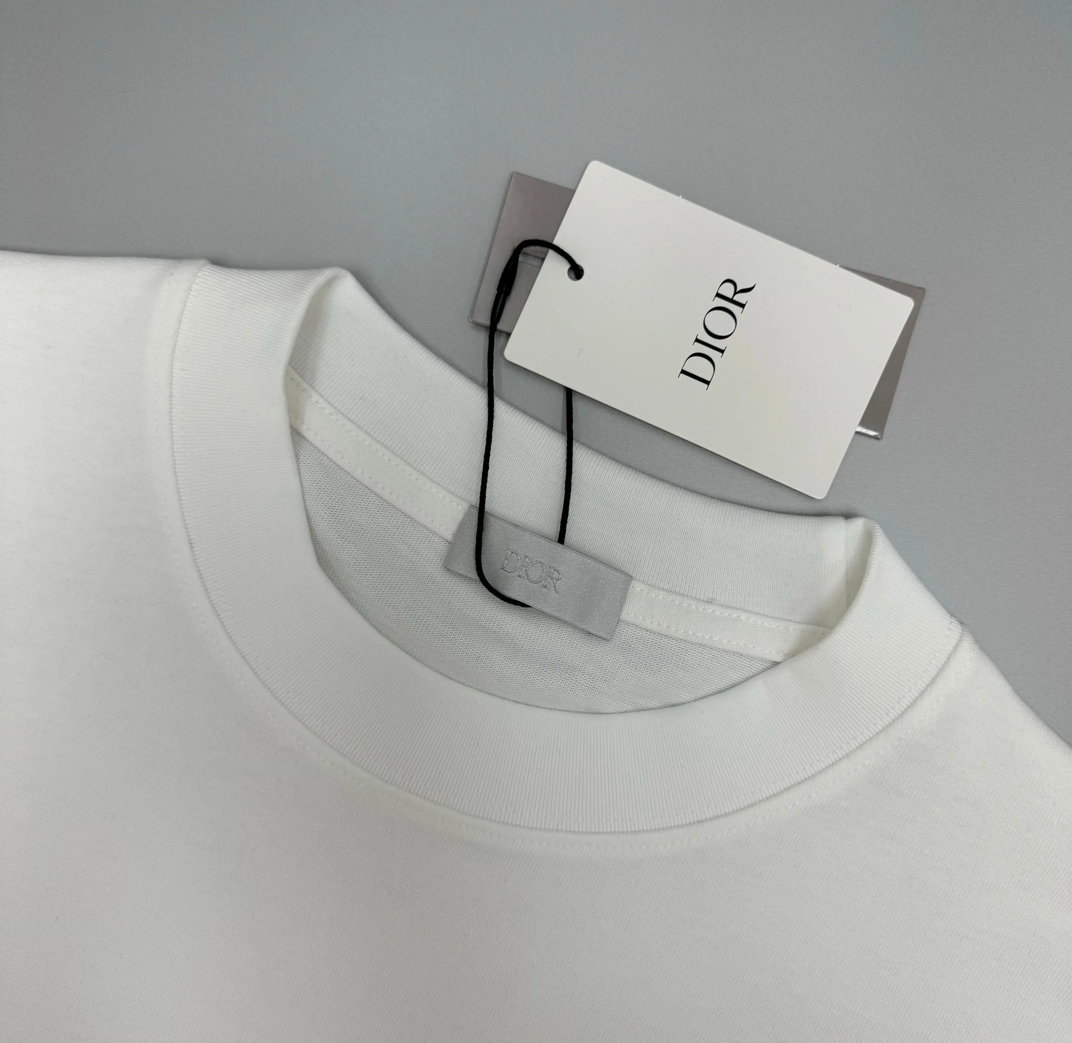 🅿️220 (top version, different currency) will not be taken off the shelves all year round, sell with confidence. Style: Dior/DIO.R short-sleeved T-shirt. Fabric: 300g double yarn 100% cotton. Rib: 320g heavy Sorona 1*1 trendy brand. Craftsmanship: imported machine embroidery logo. Color: white blue apricot. Size: XS S M L. Gender-neutral. Same style for men and women.