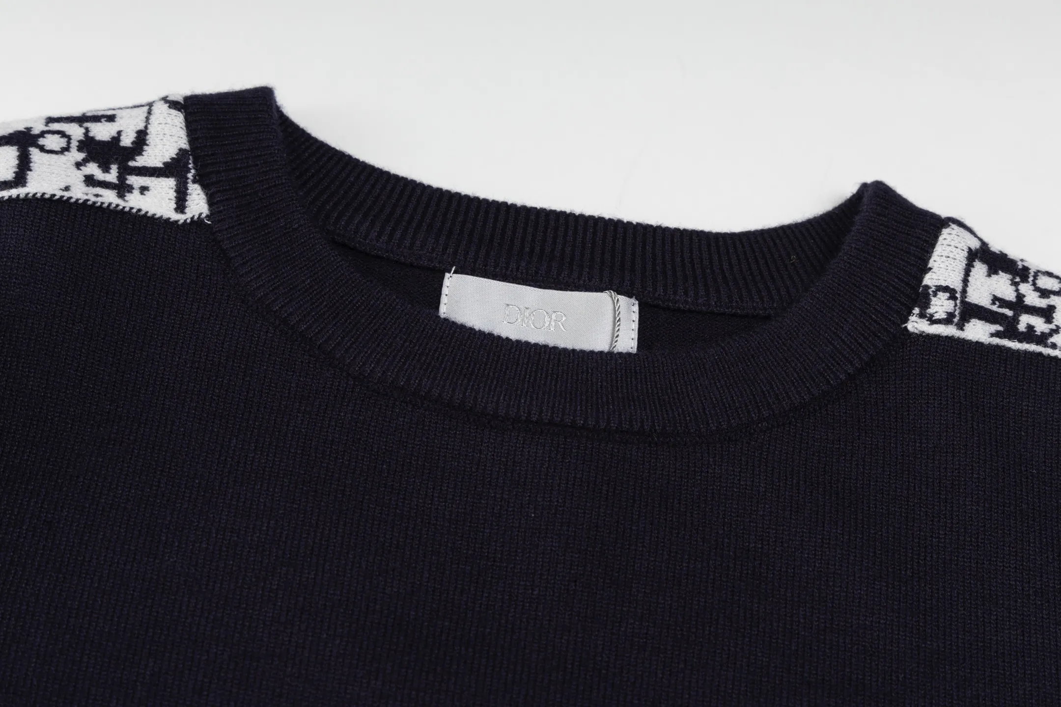 🅿️270 Style No. B16 Dior presbyopic webbing knitted round neck sweater DIOR counter consistent sweater High-elasticity imitation rabbit fur core-spun yarn boutique knitted Internet celebrity popular versatile OS version can be worn up to about 180 pounds Imported machine spinning takes a month to match the sweater Three standards are complete Customized accessories Matching version Same style for men and women Colour: navy size: S M L XL Manual measurement error of about 1-3cm is normal