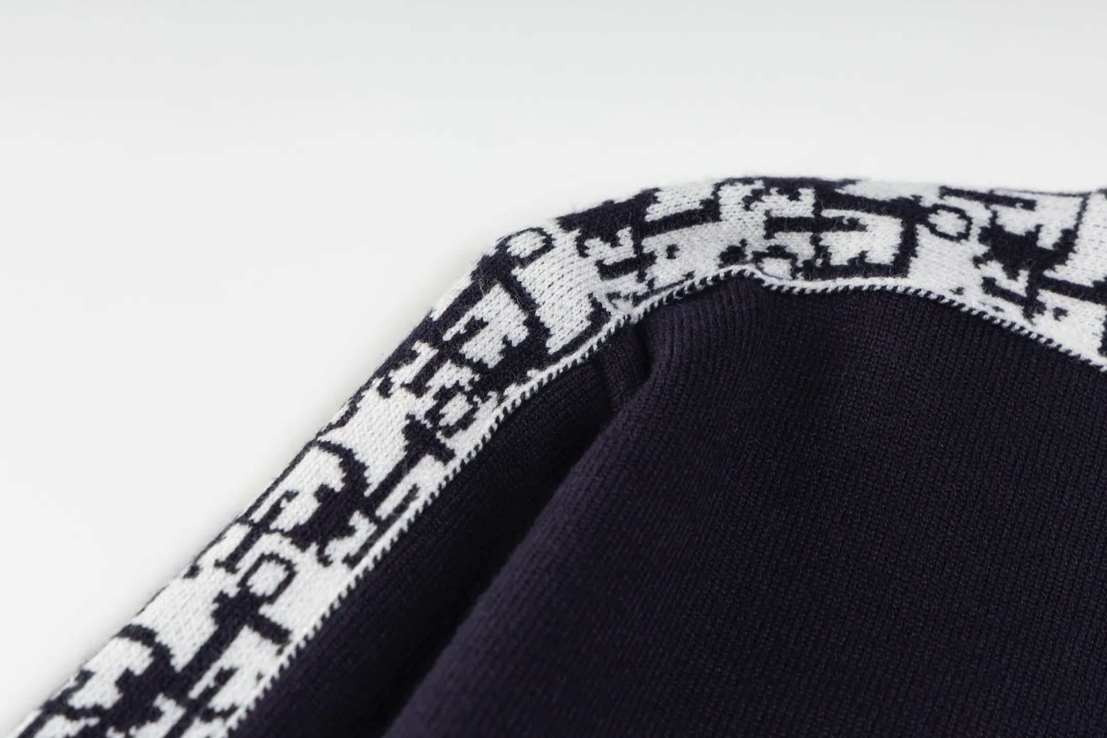 🅿️270 Style No. B16 Dior presbyopic webbing knitted round neck sweater DIOR counter consistent sweater High-elasticity imitation rabbit fur core-spun yarn boutique knitted Internet celebrity popular versatile OS version can be worn up to about 180 pounds Imported machine spinning takes a month to match the sweater Three standards are complete Customized accessories Matching version Same style for men and women Colour: navy size: S M L XL Manual measurement error of about 1-3cm is normal