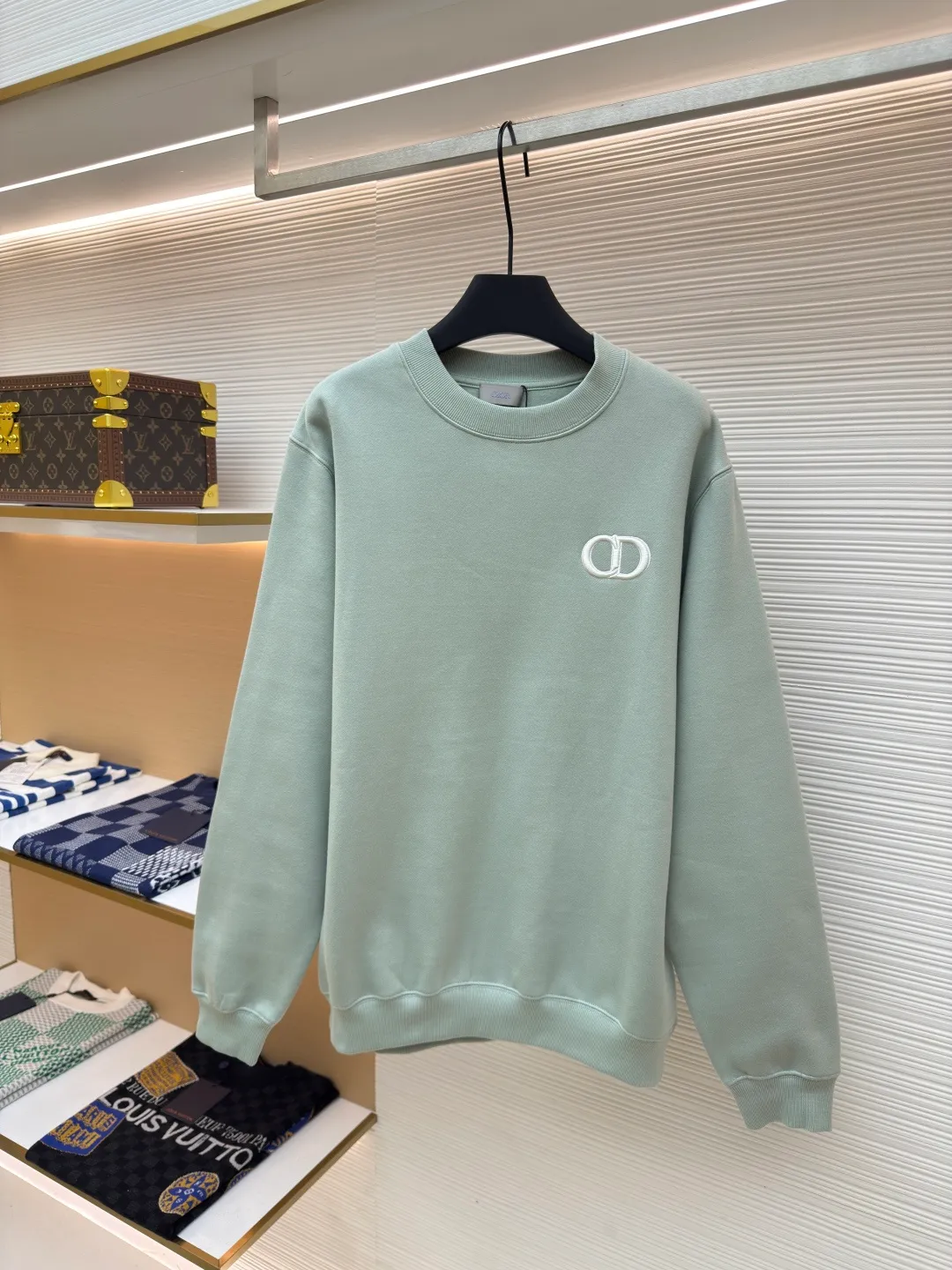 DIOR logo embroidered long-sleeved sweatshirt ●Item number: 1680340-A65 ●Material: pure cotton fabric ●Technology: embroidery production ●Version: loose fit ●Weight: about 515 grams ●Size: S-M-L-XL ●Description: Made of customized cotton fabric, with classic high-density logo embroidery on the chest and velvet design on the inside. It can be matched with bottoms of the same season to create a fashionable look. It can be worn inside or outside to suit various occasions. Customized accessories, complete with three labels, same style for men and women!