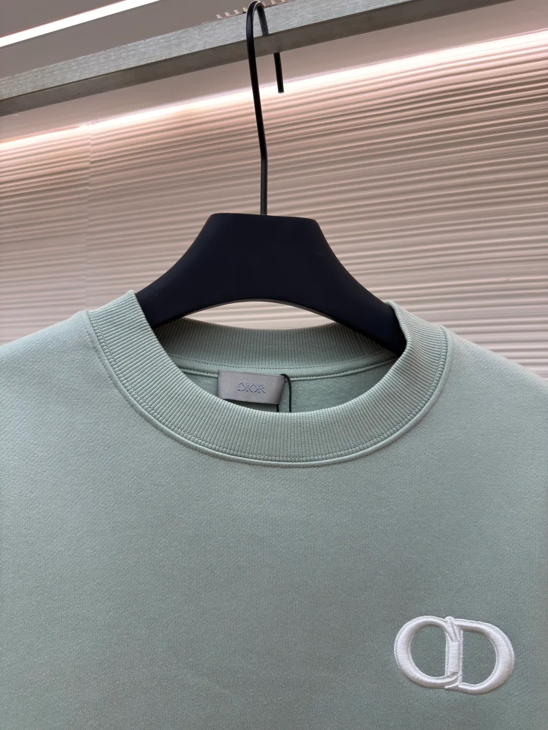 DIOR logo embroidered long-sleeved sweatshirt ●Item number: 1680340-A65 ●Material: pure cotton fabric ●Technology: embroidery production ●Version: loose fit ●Weight: about 515 grams ●Size: S-M-L-XL ●Description: Made of customized cotton fabric, with classic high-density logo embroidery on the chest and velvet design on the inside. It can be matched with bottoms of the same season to create a fashionable look. It can be worn inside or outside to suit various occasions. Customized accessories, complete with three labels, same style for men and women!