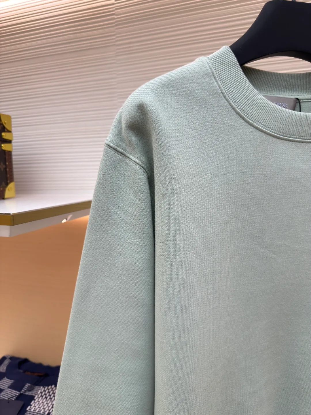 DIOR logo embroidered long-sleeved sweatshirt ●Item number: 1680340-A65 ●Material: pure cotton fabric ●Technology: embroidery production ●Version: loose fit ●Weight: about 515 grams ●Size: S-M-L-XL ●Description: Made of customized cotton fabric, with classic high-density logo embroidery on the chest and velvet design on the inside. It can be matched with bottoms of the same season to create a fashionable look. It can be worn inside or outside to suit various occasions. Customized accessories, complete with three labels, same style for men and women!