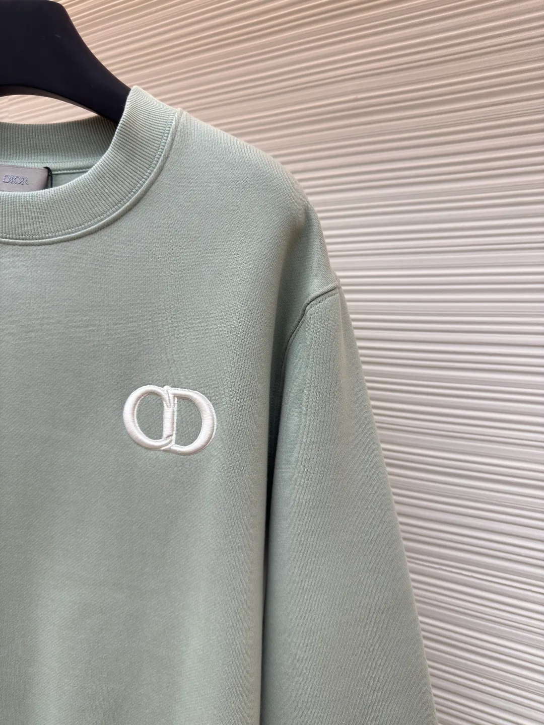 DIOR logo embroidered long-sleeved sweatshirt ●Item number: 1680340-A65 ●Material: pure cotton fabric ●Technology: embroidery production ●Version: loose fit ●Weight: about 515 grams ●Size: S-M-L-XL ●Description: Made of customized cotton fabric, with classic high-density logo embroidery on the chest and velvet design on the inside. It can be matched with bottoms of the same season to create a fashionable look. It can be worn inside or outside to suit various occasions. Customized accessories, complete with three labels, same style for men and women!