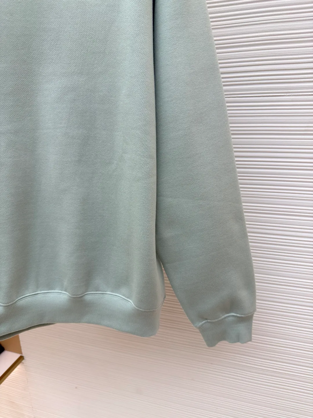 DIOR logo embroidered long-sleeved sweatshirt ●Item number: 1680340-A65 ●Material: pure cotton fabric ●Technology: embroidery production ●Version: loose fit ●Weight: about 515 grams ●Size: S-M-L-XL ●Description: Made of customized cotton fabric, with classic high-density logo embroidery on the chest and velvet design on the inside. It can be matched with bottoms of the same season to create a fashionable look. It can be worn inside or outside to suit various occasions. Customized accessories, complete with three labels, same style for men and women!