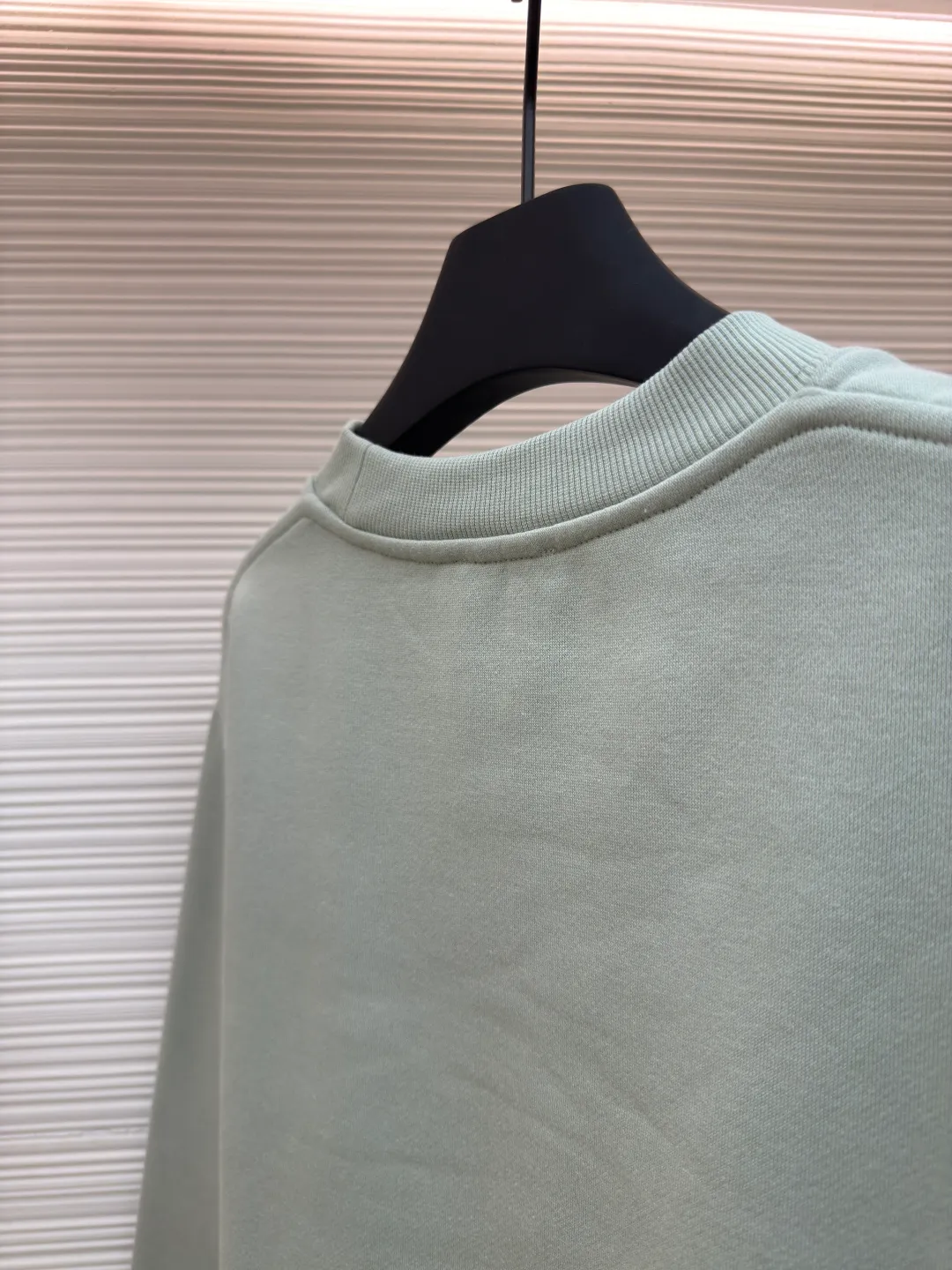 DIOR logo embroidered long-sleeved sweatshirt ●Item number: 1680340-A65 ●Material: pure cotton fabric ●Technology: embroidery production ●Version: loose fit ●Weight: about 515 grams ●Size: S-M-L-XL ●Description: Made of customized cotton fabric, with classic high-density logo embroidery on the chest and velvet design on the inside. It can be matched with bottoms of the same season to create a fashionable look. It can be worn inside or outside to suit various occasions. Customized accessories, complete with three labels, same style for men and women!