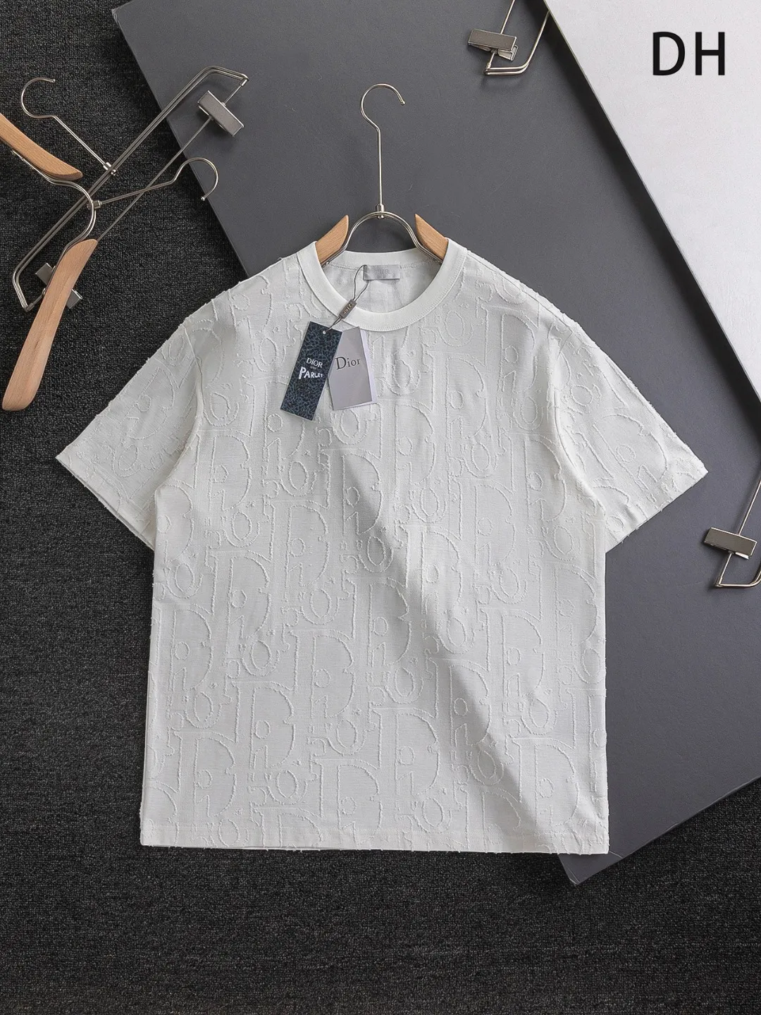 🅿️210 Dior Dior micro-wide version CD micro-wide version S-Xl 25ss will never fail, classic style, permanent boutique, counter timeless classic style, CD jacquard all-over printed letter logo pattern, heavy craftsmanship, same style for men and women, short-sleeved T-shirt, cotton blended terry jersey fabric, original development This comes from the 2025 beachwear limited series, full logo jacquard towel highlights the classic Obliave flower, with S-shaped round neck and topstitching, unique style, decorated with obliqve jacquard all over, ribbed round neck with V-shaped topstitching, customized accessories, and the whole body is customized and developed according to the Y board... Complete with three standards, it can control various styles, paying tribute to Dior's historic year! Coupled with the blessing of full-flower cotton material, both the upper body comfort and the existence are unparalleled. It can be said to be a must-have companion in summer. The excellent breathability and comfortable wearing feeling are unparalleled~ Recommended! ! Same style for men and women! Color: Black White Size: S-XL Size chart: S: Shoulder width 55-Bust 56-Length 71.5 M: Shoulder width 56.5-Bust 58-Length 73 L: Shoulder width 58-Bust 60-Length 74.5 XL: Shoulder width 59.5-Bust 62-Length 76