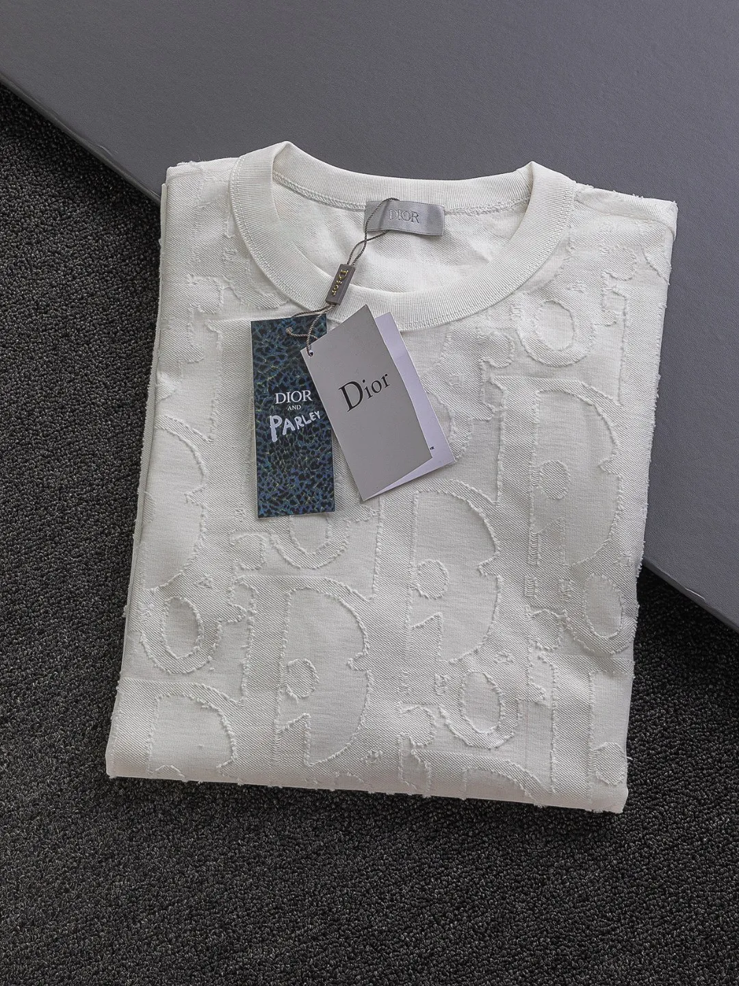 🅿️210 Dior Dior micro-wide version CD micro-wide version S-Xl 25ss will never fail, classic style, permanent boutique, counter timeless classic style, CD jacquard all-over printed letter logo pattern, heavy craftsmanship, same style for men and women, short-sleeved T-shirt, cotton blended terry jersey fabric, original development This comes from the 2025 beachwear limited series, full logo jacquard towel highlights the classic Obliave flower, with S-shaped round neck and topstitching, unique style, decorated with obliqve jacquard all over, ribbed round neck with V-shaped topstitching, customized accessories, and the whole body is customized and developed according to the Y board... Complete with three standards, it can control various styles, paying tribute to Dior's historic year! Coupled with the blessing of full-flower cotton material, both the upper body comfort and the existence are unparalleled. It can be said to be a must-have companion in summer. The excellent breathability and comfortable wearing feeling are unparalleled~ Recommended! ! Same style for men and women! Color: Black White Size: S-XL Size chart: S: Shoulder width 55-Bust 56-Length 71.5 M: Shoulder width 56.5-Bust 58-Length 73 L: Shoulder width 58-Bust 60-Length 74.5 XL: Shoulder width 59.5-Bust 62-Length 76