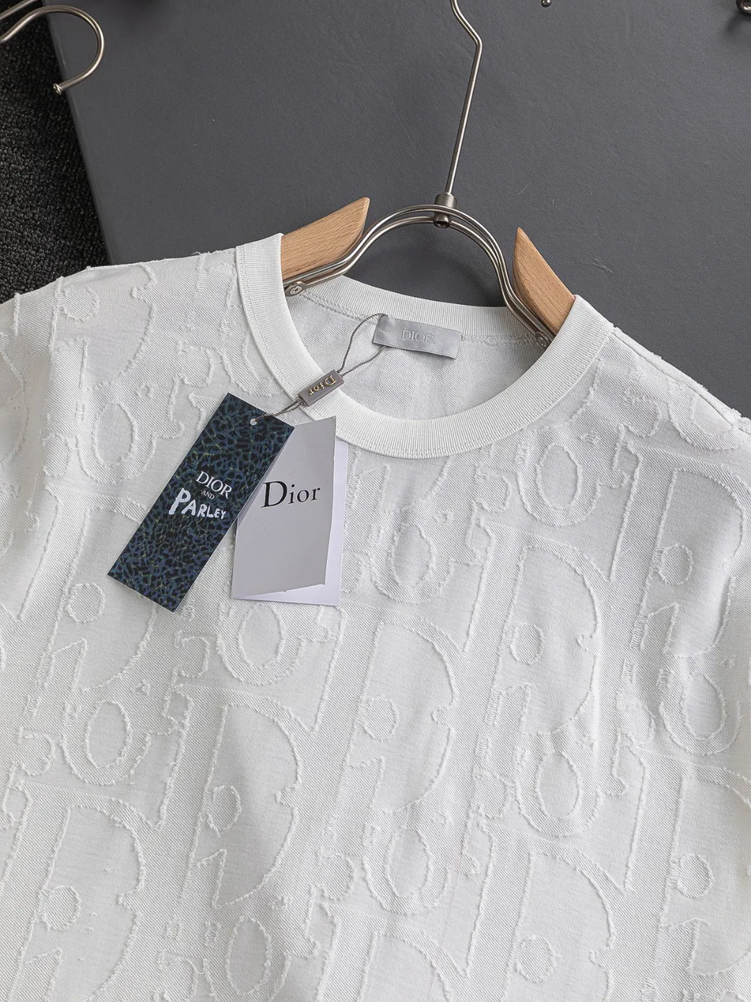 🅿️210 Dior Dior micro-wide version CD micro-wide version S-Xl 25ss will never fail, classic style, permanent boutique, counter timeless classic style, CD jacquard all-over printed letter logo pattern, heavy craftsmanship, same style for men and women, short-sleeved T-shirt, cotton blended terry jersey fabric, original development This comes from the 2025 beachwear limited series, full logo jacquard towel highlights the classic Obliave flower, with S-shaped round neck and topstitching, unique style, decorated with obliqve jacquard all over, ribbed round neck with V-shaped topstitching, customized accessories, and the whole body is customized and developed according to the Y board... Complete with three standards, it can control various styles, paying tribute to Dior's historic year! Coupled with the blessing of full-flower cotton material, both the upper body comfort and the existence are unparalleled. It can be said to be a must-have companion in summer. The excellent breathability and comfortable wearing feeling are unparalleled~ Recommended! ! Same style for men and women! Color: Black White Size: S-XL Size chart: S: Shoulder width 55-Bust 56-Length 71.5 M: Shoulder width 56.5-Bust 58-Length 73 L: Shoulder width 58-Bust 60-Length 74.5 XL: Shoulder width 59.5-Bust 62-Length 76