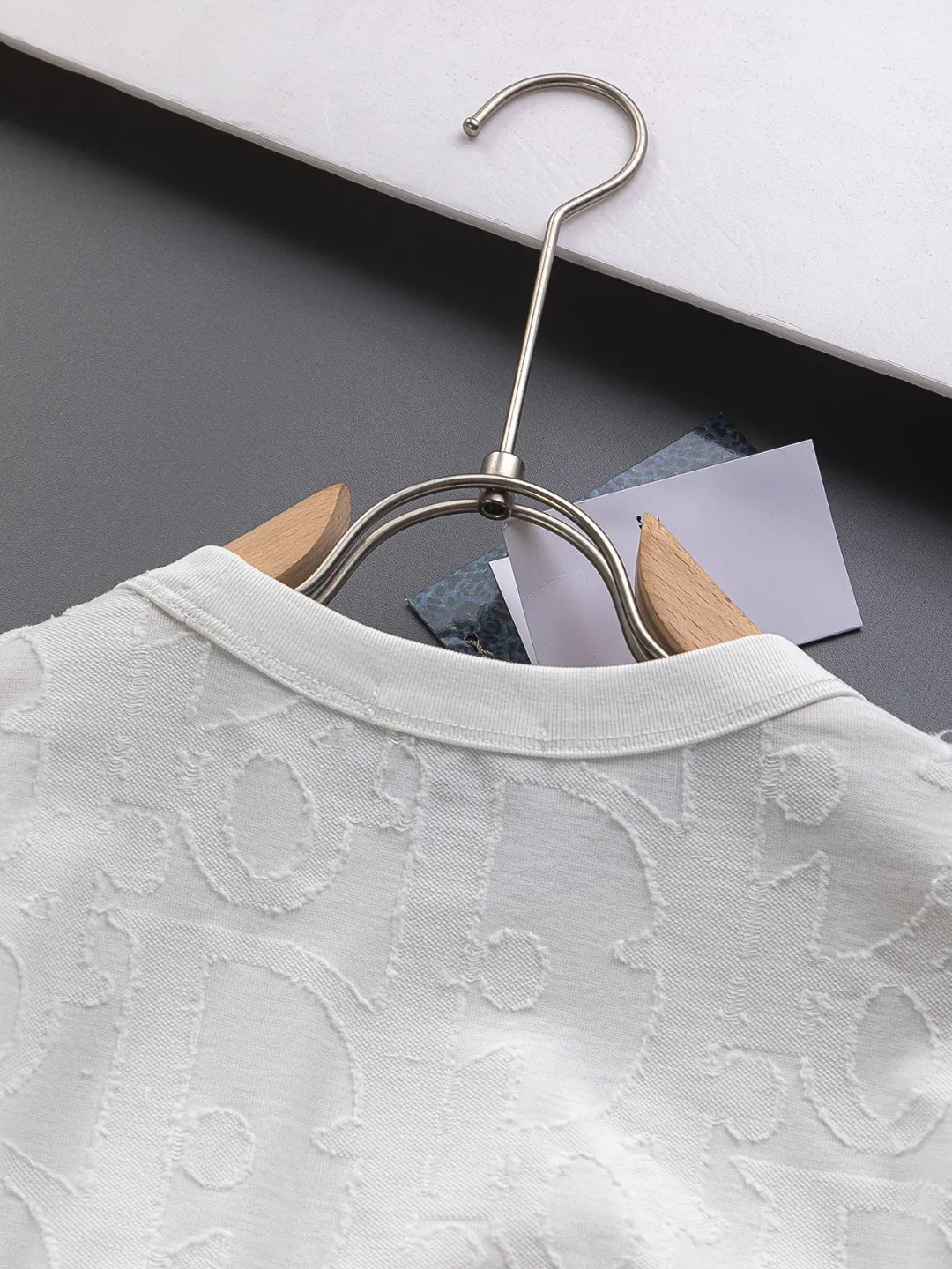 🅿️210 Dior Dior micro-wide version CD micro-wide version S-Xl 25ss will never fail, classic style, permanent boutique, counter timeless classic style, CD jacquard all-over printed letter logo pattern, heavy craftsmanship, same style for men and women, short-sleeved T-shirt, cotton blended terry jersey fabric, original development This comes from the 2025 beachwear limited series, full logo jacquard towel highlights the classic Obliave flower, with S-shaped round neck and topstitching, unique style, decorated with obliqve jacquard all over, ribbed round neck with V-shaped topstitching, customized accessories, and the whole body is customized and developed according to the Y board... Complete with three standards, it can control various styles, paying tribute to Dior's historic year! Coupled with the blessing of full-flower cotton material, both the upper body comfort and the existence are unparalleled. It can be said to be a must-have companion in summer. The excellent breathability and comfortable wearing feeling are unparalleled~ Recommended! ! Same style for men and women! Color: Black White Size: S-XL Size chart: S: Shoulder width 55-Bust 56-Length 71.5 M: Shoulder width 56.5-Bust 58-Length 73 L: Shoulder width 58-Bust 60-Length 74.5 XL: Shoulder width 59.5-Bust 62-Length 76