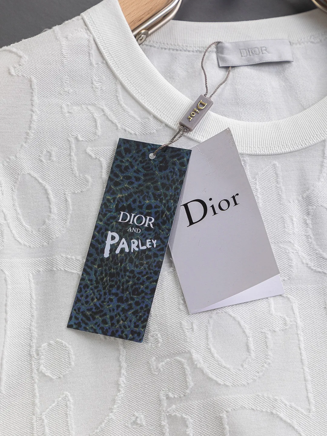 🅿️210 Dior Dior micro-wide version CD micro-wide version S-Xl 25ss will never fail, classic style, permanent boutique, counter timeless classic style, CD jacquard all-over printed letter logo pattern, heavy craftsmanship, same style for men and women, short-sleeved T-shirt, cotton blended terry jersey fabric, original development This comes from the 2025 beachwear limited series, full logo jacquard towel highlights the classic Obliave flower, with S-shaped round neck and topstitching, unique style, decorated with obliqve jacquard all over, ribbed round neck with V-shaped topstitching, customized accessories, and the whole body is customized and developed according to the Y board... Complete with three standards, it can control various styles, paying tribute to Dior's historic year! Coupled with the blessing of full-flower cotton material, both the upper body comfort and the existence are unparalleled. It can be said to be a must-have companion in summer. The excellent breathability and comfortable wearing feeling are unparalleled~ Recommended! ! Same style for men and women! Color: Black White Size: S-XL Size chart: S: Shoulder width 55-Bust 56-Length 71.5 M: Shoulder width 56.5-Bust 58-Length 73 L: Shoulder width 58-Bust 60-Length 74.5 XL: Shoulder width 59.5-Bust 62-Length 76