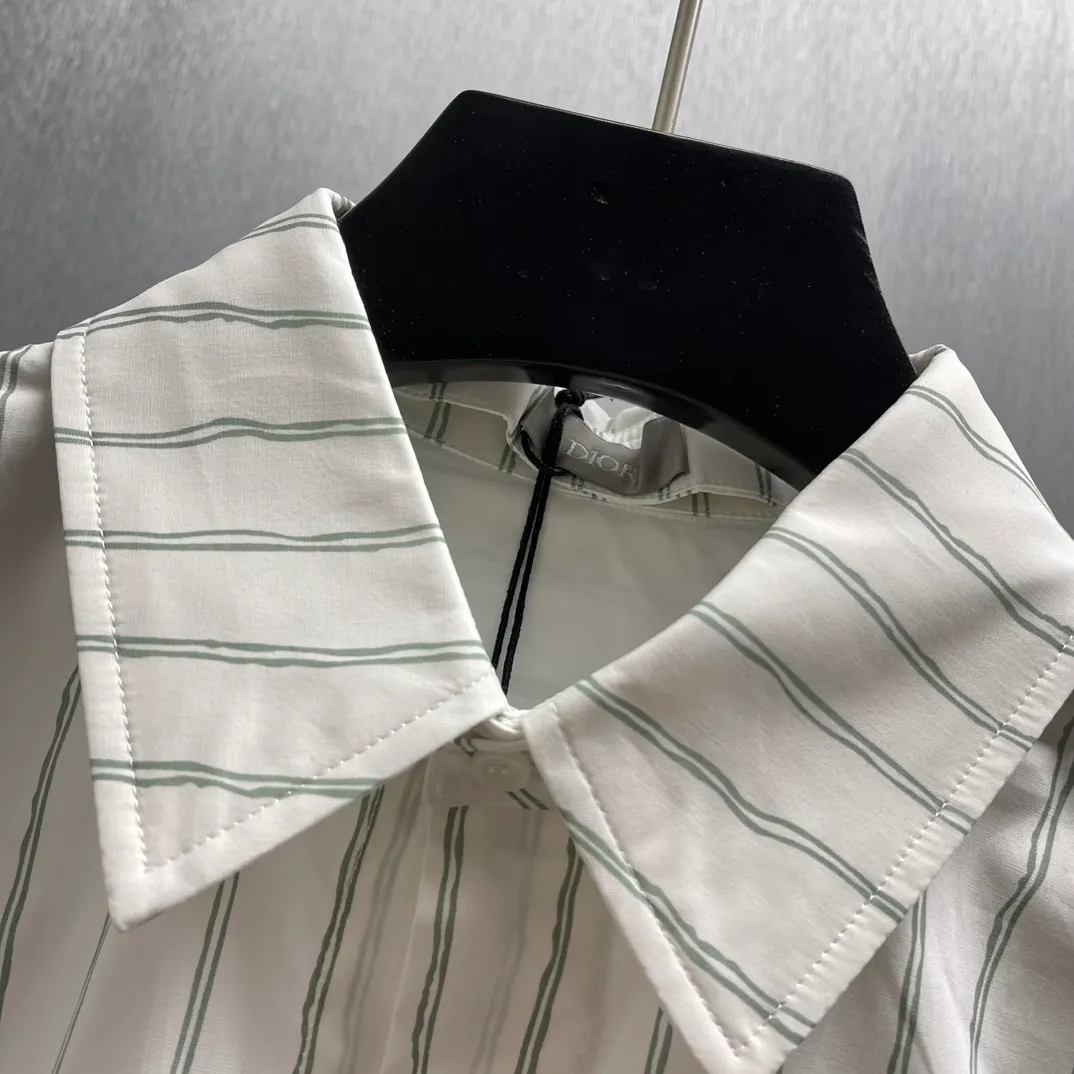 🅿️480 CD Blue and gray vertical pattern simple embroidered shirt Size: S-XL This shirt combines modern style with traditional beauty. Crafted from white cotton poplin, it features a blue and gray striped pattern displaying the Dior For My Real Friends signature from the DIOR AND HYLTON NE collection. A patch pocket on the chest and hidden button closure complete the design. Can be worn with everyday clothing.