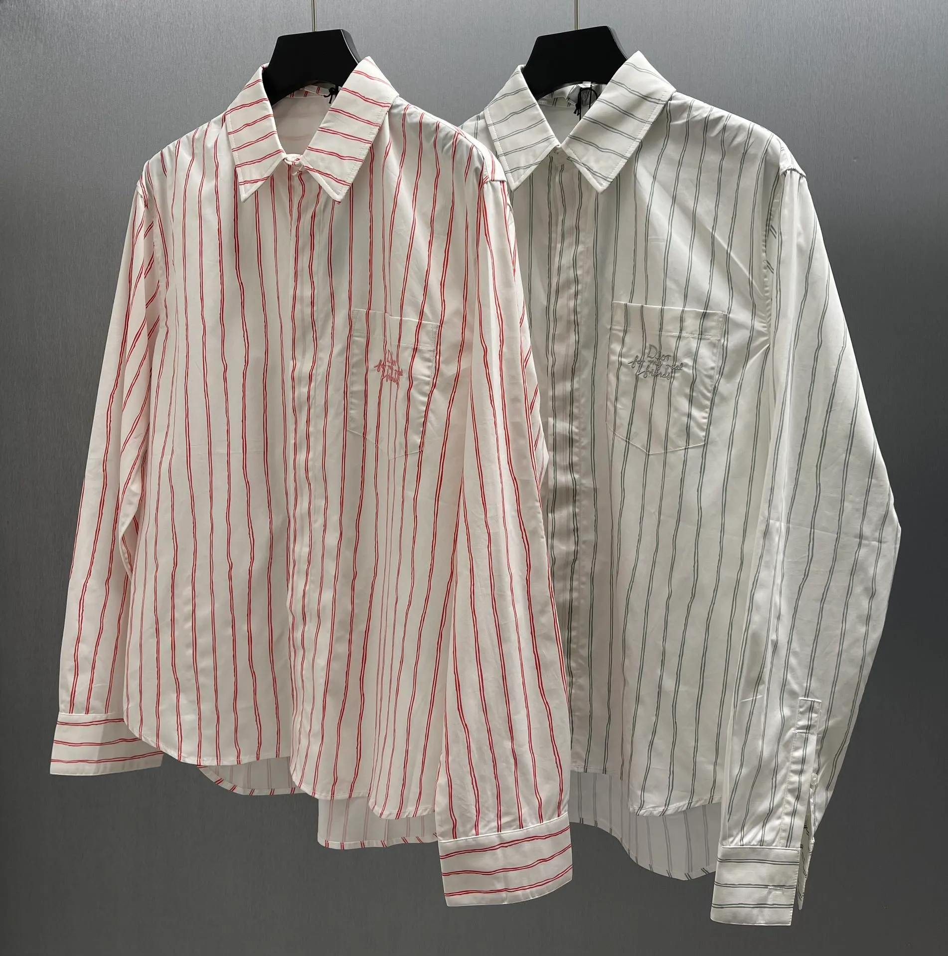 🅿️480 CD Blue and gray vertical pattern simple embroidered shirt Size: S-XL This shirt combines modern style with traditional beauty. Crafted from white cotton poplin, it features a blue and gray striped pattern displaying the Dior For My Real Friends signature from the DIOR AND HYLTON NE collection. A patch pocket on the chest and hidden button closure complete the design. Can be worn with everyday clothing.
