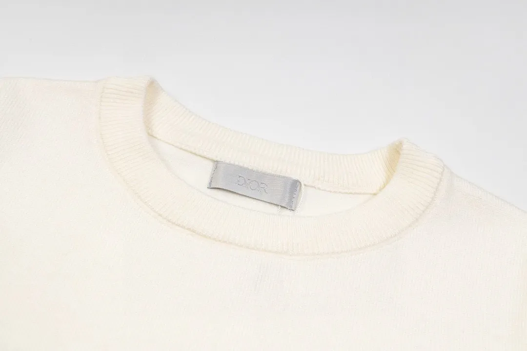 🅿️250 DIOR Classic Jacquard Knitted Sweater Casual Tops for Couples 1️⃣Dior classic series, exquisite craftsmanship, silky and super breathable fabrics, high-end and supple hand feel, spun knitted elastic fabric, light and breathable without any sense of restraint, high quality knitting, 2️⃣ It is very youthful and energetic, and can be easily controlled by both men and women. It is very in line with the fashion aesthetic concepts of today's young people, creating a casual and lazy fashion tone. It is a must-have for couples in autumn and winter! 3️⃣ Complete accessories, same style for men and women. Color: white, black Size: S, M, L, XL