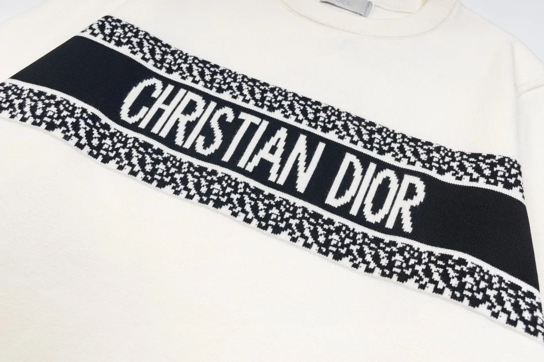 🅿️250 DIOR Classic Jacquard Knitted Sweater Casual Tops for Couples 1️⃣Dior classic series, exquisite craftsmanship, silky and super breathable fabrics, high-end and supple hand feel, spun knitted elastic fabric, light and breathable without any sense of restraint, high quality knitting, 2️⃣ It is very youthful and energetic, and can be easily controlled by both men and women. It is very in line with the fashion aesthetic concepts of today's young people, creating a casual and lazy fashion tone. It is a must-have for couples in autumn and winter! 3️⃣ Complete accessories, same style for men and women. Color: white, black Size: S, M, L, XL