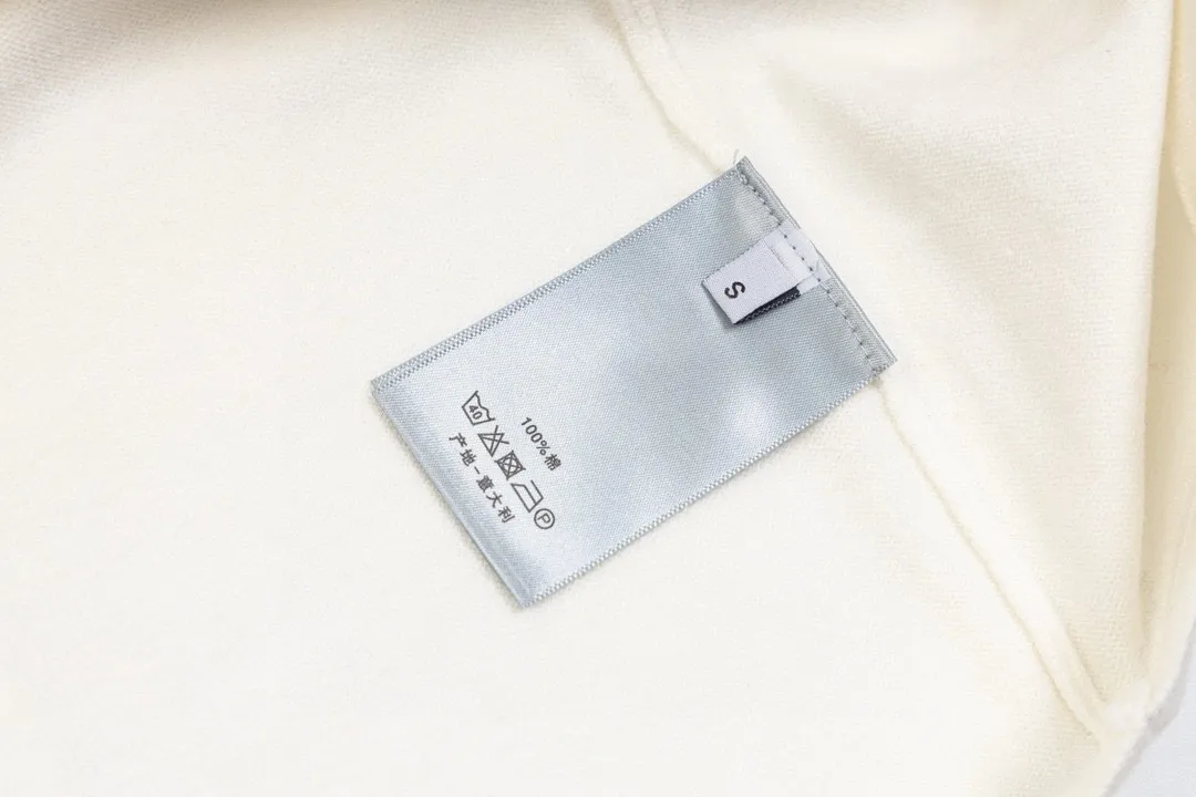 🅿️250 DIOR Classic Jacquard Knitted Sweater Casual Tops for Couples 1️⃣Dior classic series, exquisite craftsmanship, silky and super breathable fabrics, high-end and supple hand feel, spun knitted elastic fabric, light and breathable without any sense of restraint, high quality knitting, 2️⃣ It is very youthful and energetic, and can be easily controlled by both men and women. It is very in line with the fashion aesthetic concepts of today's young people, creating a casual and lazy fashion tone. It is a must-have for couples in autumn and winter! 3️⃣ Complete accessories, same style for men and women. Color: white, black Size: S, M, L, XL