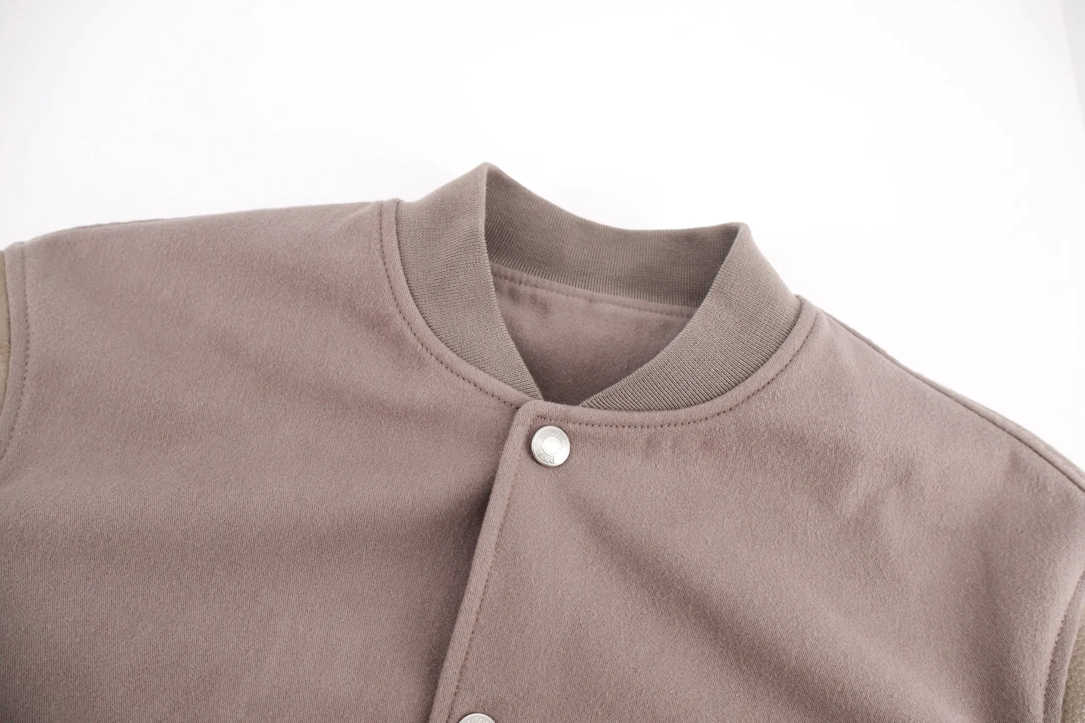 🅿️1140 CD Suede and Leather Sleeve Friends Embroidered Baseball Jacket. All surface and accessories of the entire garment except the pocket cloth are all custom-made cotton brushed suede main material, custom-made high-end leather microfiber leather (same as the original), custom-made beige jacquard rayon lining, custom-made beige flat knitting thread (cuffs, hem, collar) , custom-made molded logo snaps, a full set of main label washable labels, custom-made pebbled high-end leather and microfiber leather (same as the original), has an excellent hand feel close to genuine leather, and has better wear resistance and a certain degree of breathability, which genuine leather does not have. LV and other luxury goods are all made of microfiber leather. The long-turn custom-woven thickened twill base is woven to give a suede effect. The process is quite complex and is custom-dyed in beige gray. All the auxiliary materials and snap buttons are custom-made with double-sided lugo. The details of the workmanship include the semi-circular sealing piece, which we specially made with oil edge sealing. This small detail can show our workmanship attitude. Size:46-48-50-52