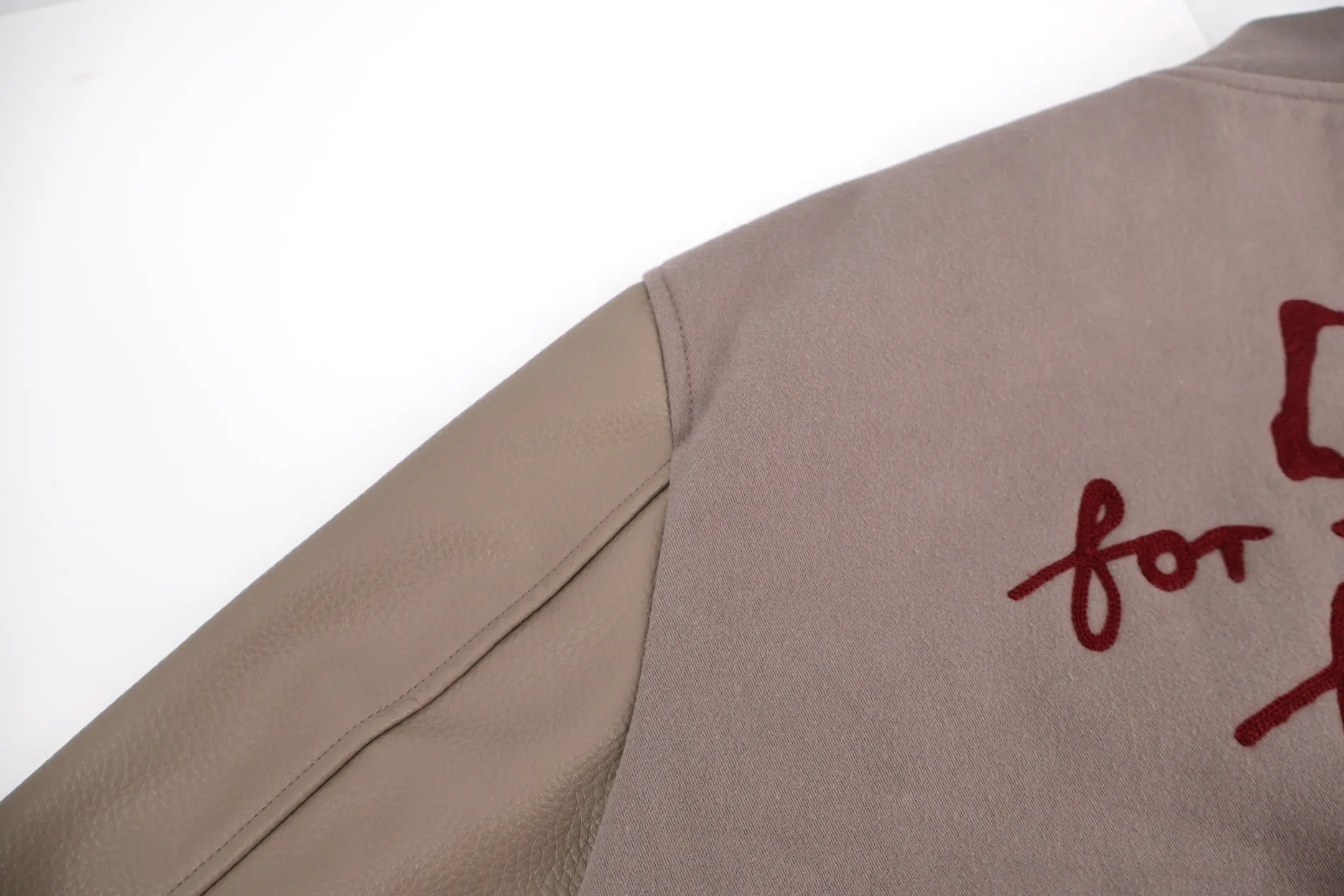 🅿️1140 CD Suede and Leather Sleeve Friends Embroidered Baseball Jacket. All surface and accessories of the entire garment except the pocket cloth are all custom-made cotton brushed suede main material, custom-made high-end leather microfiber leather (same as the original), custom-made beige jacquard rayon lining, custom-made beige flat knitting thread (cuffs, hem, collar) , custom-made molded logo snaps, a full set of main label washable labels, custom-made pebbled high-end leather and microfiber leather (same as the original), has an excellent hand feel close to genuine leather, and has better wear resistance and a certain degree of breathability, which genuine leather does not have. LV and other luxury goods are all made of microfiber leather. The long-turn custom-woven thickened twill base is woven to give a suede effect. The process is quite complex and is custom-dyed in beige gray. All the auxiliary materials and snap buttons are custom-made with double-sided lugo. The details of the workmanship include the semi-circular sealing piece, which we specially made with oil edge sealing. This small detail can show our workmanship attitude. Size:46-48-50-52