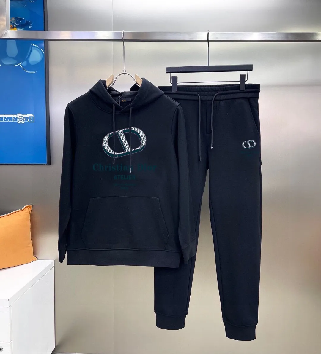 🅿️400 [DIOR Dior] (Fat Man Gospel) hot-selling suit is coming. Focus on the original version of the official website. 2025 new hot-selling cardigan sweater suit. The original order is the best product. 🇭🇰The meticulous work of top designers is dedicated to a fitting and perfect upper body effect. All-natural high-quality Roman cotton 100%, close-fitting comfort, noble and elegant! Original hardware embodies elegance and nobility! Counter size: M-5XL (maximum wear up to 220 pounds)