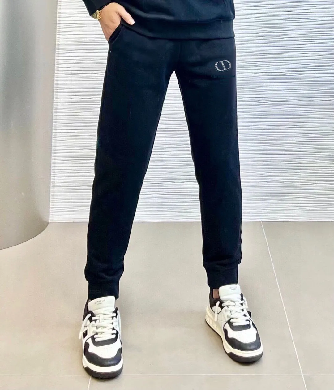 🅿️400 [DIOR Dior] (Fat Man Gospel) hot-selling suit is coming. Focus on the original version of the official website. 2025 new hot-selling cardigan sweater suit. The original order is the best product. 🇭🇰The meticulous work of top designers is dedicated to a fitting and perfect upper body effect. All-natural high-quality Roman cotton 100%, close-fitting comfort, noble and elegant! Original hardware embodies elegance and nobility! Counter size: M-5XL (maximum wear up to 220 pounds)