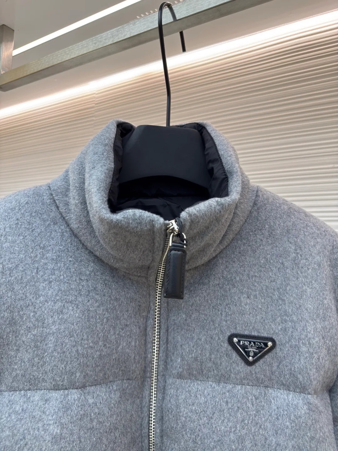 Prada Woolen Belted Down Jacket [Women's Clothing] ●Original version: Purchased and developed by 17352 ●Item number: 1680802-E00 ●Fabric: flannel fabric ●Technology: Made on positioning cutting machine ●Version: fitted version ●Weight: about 1435 grams ●Size: S-M-L ●Description: Made of flannel fabric, which is soft and comfortable, with good warmth retention and first-class touch. It is made of high-quality wool or chemical fiber blended materials. After pre-treatment such as cleaning and carding, the material quality is ensured. The processed materials are spun and woven using imported textile machines. Weaved into flannel fabric, filled with national standard 90 down, it has excellent thermal performance. Professional sewing technology is used to ensure the style and quality of the down jacket. The finished product is washed, bleached, softened and other finishing processes, and finally quality inspection is carried out to ensure that it meets the original quality standards. The overall design is simple and elegant, classic and recognizable, meeting various dressing styles. The cutting process focuses on precision and detail. According to the design drawing, the cutter will use professional cutting tools to cut the fabric into individual components according to the size requirements. During the cutting process, special attention will be paid to the shape and size of the large lapel to ensure that it meets the design requirements. Sewing: The sewing process uses advanced sewing technology and equipment to ensure that each component is stitched smoothly and firmly. Down filling: Down filling is one of the key steps in making down jackets. Down jackets are filled with high-quality down, which has been rigorously screened and cleaned to ensure no odor or impurities. During the down filling process, down will be evenly filled into each component according to the design requirements to ensure the thermal insulation performance of the down jacket. Ironing and quality inspection: The ironing process will make the down jacket smoother and crisper. The quality inspection process will carefully check every detail of the down jacket to ensure that the product meets quality standards. The overall wiring is straight and delicate, the fabric is comfortable and soft, and the color is consistent without color difference. It can be matched with the same style to create a fashionable look and control various occasions. Customized accessories, complete with three standards, same style for men and women!