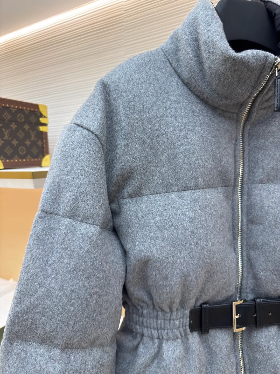 Prada Woolen Belted Down Jacket [Women's Clothing] ●Original version: Purchased and developed by 17352 ●Item number: 1680802-E00 ●Fabric: flannel fabric ●Technology: Made on positioning cutting machine ●Version: fitted version ●Weight: about 1435 grams ●Size: S-M-L ●Description: Made of flannel fabric, which is soft and comfortable, with good warmth retention and first-class touch. It is made of high-quality wool or chemical fiber blended materials. After pre-treatment such as cleaning and carding, the material quality is ensured. The processed materials are spun and woven using imported textile machines. Weaved into flannel fabric, filled with national standard 90 down, it has excellent thermal performance. Professional sewing technology is used to ensure the style and quality of the down jacket. The finished product is washed, bleached, softened and other finishing processes, and finally quality inspection is carried out to ensure that it meets the original quality standards. The overall design is simple and elegant, classic and recognizable, meeting various dressing styles. The cutting process focuses on precision and detail. According to the design drawing, the cutter will use professional cutting tools to cut the fabric into individual components according to the size requirements. During the cutting process, special attention will be paid to the shape and size of the large lapel to ensure that it meets the design requirements. Sewing: The sewing process uses advanced sewing technology and equipment to ensure that each component is stitched smoothly and firmly. Down filling: Down filling is one of the key steps in making down jackets. Down jackets are filled with high-quality down, which has been rigorously screened and cleaned to ensure no odor or impurities. During the down filling process, down will be evenly filled into each component according to the design requirements to ensure the thermal insulation performance of the down jacket. Ironing and quality inspection: The ironing process will make the down jacket smoother and crisper. The quality inspection process will carefully check every detail of the down jacket to ensure that the product meets quality standards. The overall wiring is straight and delicate, the fabric is comfortable and soft, and the color is consistent without color difference. It can be matched with the same style to create a fashionable look and control various occasions. Customized accessories, complete with three standards, same style for men and women!
