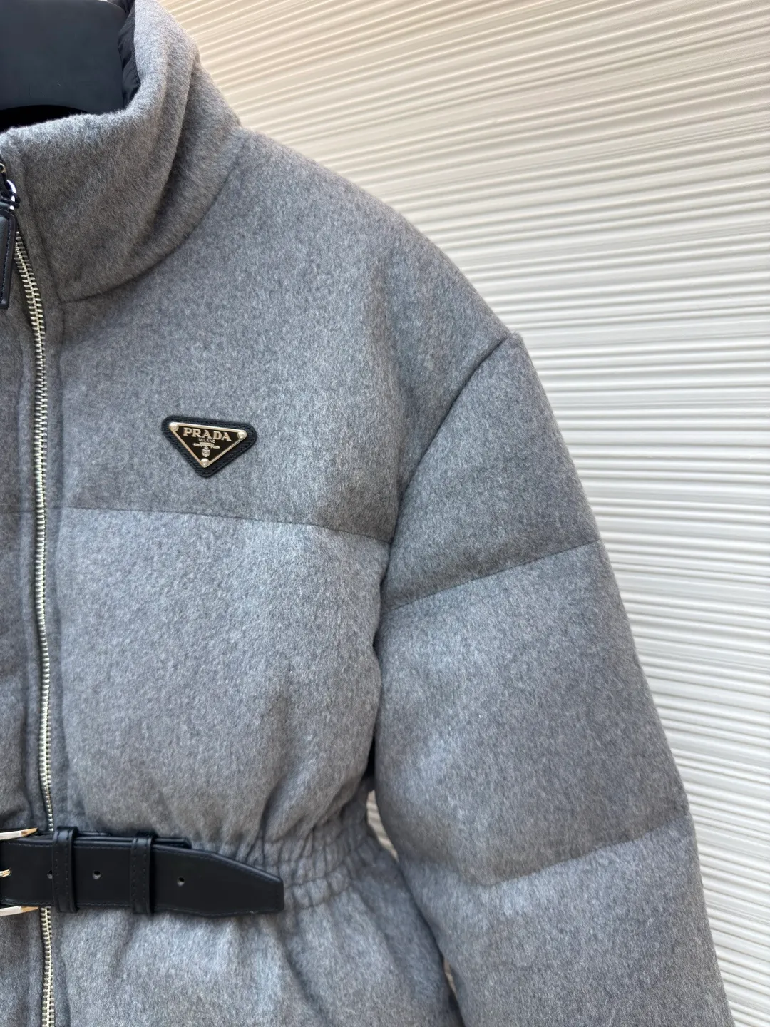 Prada Woolen Belted Down Jacket [Women's Clothing] ●Original version: Purchased and developed by 17352 ●Item number: 1680802-E00 ●Fabric: flannel fabric ●Technology: Made on positioning cutting machine ●Version: fitted version ●Weight: about 1435 grams ●Size: S-M-L ●Description: Made of flannel fabric, which is soft and comfortable, with good warmth retention and first-class touch. It is made of high-quality wool or chemical fiber blended materials. After pre-treatment such as cleaning and carding, the material quality is ensured. The processed materials are spun and woven using imported textile machines. Weaved into flannel fabric, filled with national standard 90 down, it has excellent thermal performance. Professional sewing technology is used to ensure the style and quality of the down jacket. The finished product is washed, bleached, softened and other finishing processes, and finally quality inspection is carried out to ensure that it meets the original quality standards. The overall design is simple and elegant, classic and recognizable, meeting various dressing styles. The cutting process focuses on precision and detail. According to the design drawing, the cutter will use professional cutting tools to cut the fabric into individual components according to the size requirements. During the cutting process, special attention will be paid to the shape and size of the large lapel to ensure that it meets the design requirements. Sewing: The sewing process uses advanced sewing technology and equipment to ensure that each component is stitched smoothly and firmly. Down filling: Down filling is one of the key steps in making down jackets. Down jackets are filled with high-quality down, which has been rigorously screened and cleaned to ensure no odor or impurities. During the down filling process, down will be evenly filled into each component according to the design requirements to ensure the thermal insulation performance of the down jacket. Ironing and quality inspection: The ironing process will make the down jacket smoother and crisper. The quality inspection process will carefully check every detail of the down jacket to ensure that the product meets quality standards. The overall wiring is straight and delicate, the fabric is comfortable and soft, and the color is consistent without color difference. It can be matched with the same style to create a fashionable look and control various occasions. Customized accessories, complete with three standards, same style for men and women!