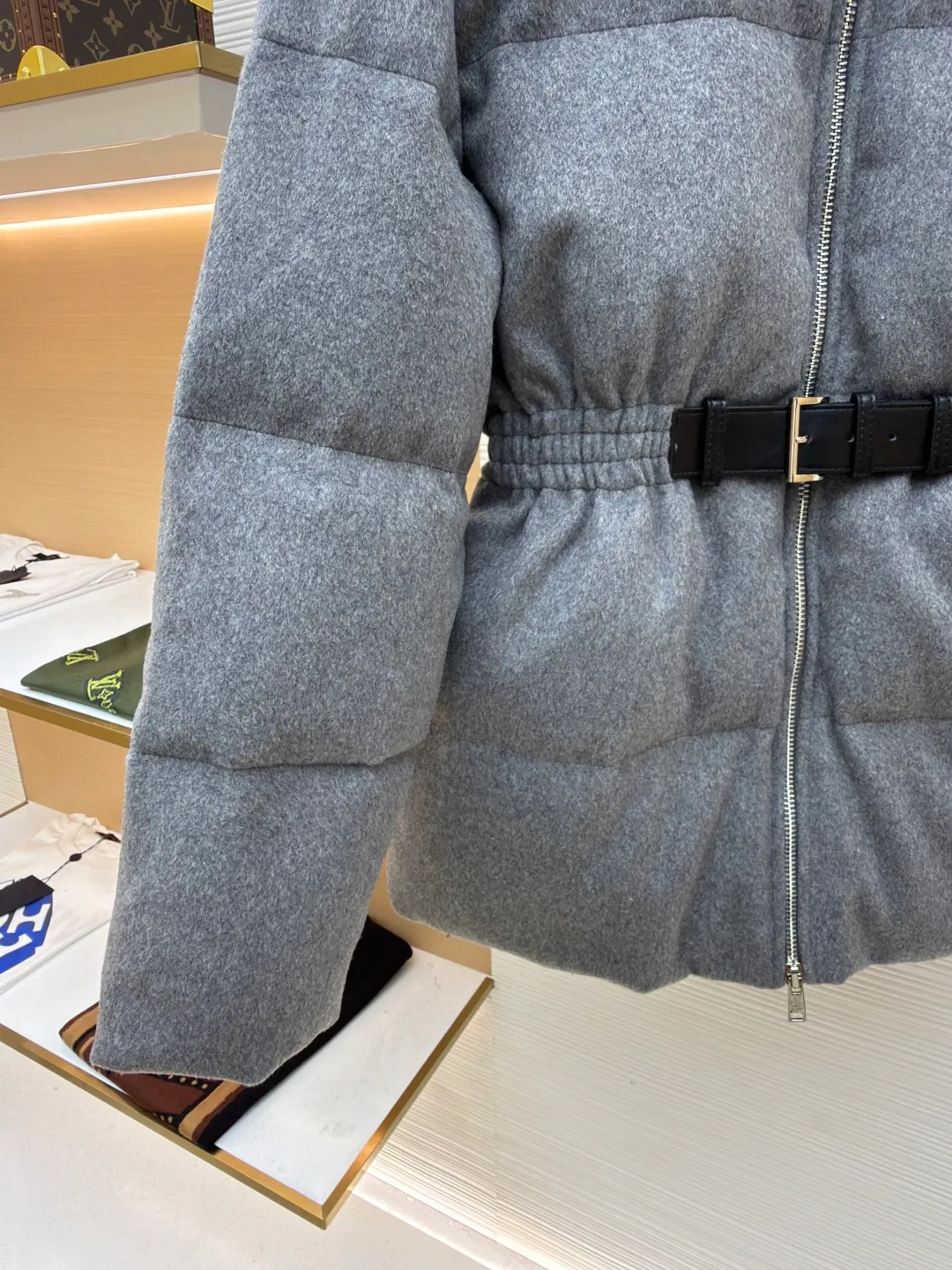 Prada Woolen Belted Down Jacket [Women's Clothing] ●Original version: Purchased and developed by 17352 ●Item number: 1680802-E00 ●Fabric: flannel fabric ●Technology: Made on positioning cutting machine ●Version: fitted version ●Weight: about 1435 grams ●Size: S-M-L ●Description: Made of flannel fabric, which is soft and comfortable, with good warmth retention and first-class touch. It is made of high-quality wool or chemical fiber blended materials. After pre-treatment such as cleaning and carding, the material quality is ensured. The processed materials are spun and woven using imported textile machines. Weaved into flannel fabric, filled with national standard 90 down, it has excellent thermal performance. Professional sewing technology is used to ensure the style and quality of the down jacket. The finished product is washed, bleached, softened and other finishing processes, and finally quality inspection is carried out to ensure that it meets the original quality standards. The overall design is simple and elegant, classic and recognizable, meeting various dressing styles. The cutting process focuses on precision and detail. According to the design drawing, the cutter will use professional cutting tools to cut the fabric into individual components according to the size requirements. During the cutting process, special attention will be paid to the shape and size of the large lapel to ensure that it meets the design requirements. Sewing: The sewing process uses advanced sewing technology and equipment to ensure that each component is stitched smoothly and firmly. Down filling: Down filling is one of the key steps in making down jackets. Down jackets are filled with high-quality down, which has been rigorously screened and cleaned to ensure no odor or impurities. During the down filling process, down will be evenly filled into each component according to the design requirements to ensure the thermal insulation performance of the down jacket. Ironing and quality inspection: The ironing process will make the down jacket smoother and crisper. The quality inspection process will carefully check every detail of the down jacket to ensure that the product meets quality standards. The overall wiring is straight and delicate, the fabric is comfortable and soft, and the color is consistent without color difference. It can be matched with the same style to create a fashionable look and control various occasions. Customized accessories, complete with three standards, same style for men and women!
