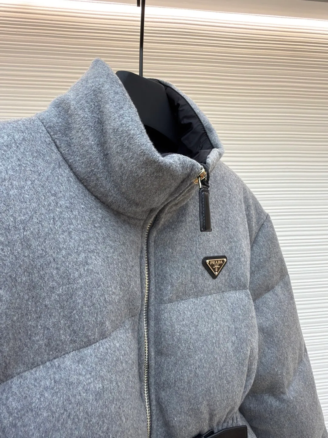 Prada Woolen Belted Down Jacket [Women's Clothing] ●Original version: Purchased and developed by 17352 ●Item number: 1680802-E00 ●Fabric: flannel fabric ●Technology: Made on positioning cutting machine ●Version: fitted version ●Weight: about 1435 grams ●Size: S-M-L ●Description: Made of flannel fabric, which is soft and comfortable, with good warmth retention and first-class touch. It is made of high-quality wool or chemical fiber blended materials. After pre-treatment such as cleaning and carding, the material quality is ensured. The processed materials are spun and woven using imported textile machines. Weaved into flannel fabric, filled with national standard 90 down, it has excellent thermal performance. Professional sewing technology is used to ensure the style and quality of the down jacket. The finished product is washed, bleached, softened and other finishing processes, and finally quality inspection is carried out to ensure that it meets the original quality standards. The overall design is simple and elegant, classic and recognizable, meeting various dressing styles. The cutting process focuses on precision and detail. According to the design drawing, the cutter will use professional cutting tools to cut the fabric into individual components according to the size requirements. During the cutting process, special attention will be paid to the shape and size of the large lapel to ensure that it meets the design requirements. Sewing: The sewing process uses advanced sewing technology and equipment to ensure that each component is stitched smoothly and firmly. Down filling: Down filling is one of the key steps in making down jackets. Down jackets are filled with high-quality down, which has been rigorously screened and cleaned to ensure no odor or impurities. During the down filling process, down will be evenly filled into each component according to the design requirements to ensure the thermal insulation performance of the down jacket. Ironing and quality inspection: The ironing process will make the down jacket smoother and crisper. The quality inspection process will carefully check every detail of the down jacket to ensure that the product meets quality standards. The overall wiring is straight and delicate, the fabric is comfortable and soft, and the color is consistent without color difference. It can be matched with the same style to create a fashionable look and control various occasions. Customized accessories, complete with three standards, same style for men and women!