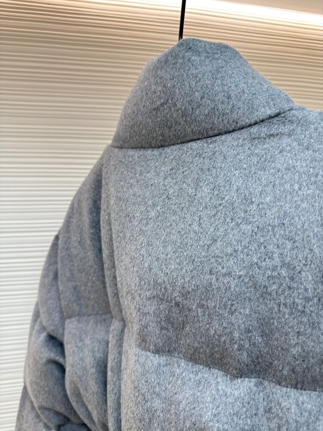 Prada Woolen Belted Down Jacket [Women's Clothing] ●Original version: Purchased and developed by 17352 ●Item number: 1680802-E00 ●Fabric: flannel fabric ●Technology: Made on positioning cutting machine ●Version: fitted version ●Weight: about 1435 grams ●Size: S-M-L ●Description: Made of flannel fabric, which is soft and comfortable, with good warmth retention and first-class touch. It is made of high-quality wool or chemical fiber blended materials. After pre-treatment such as cleaning and carding, the material quality is ensured. The processed materials are spun and woven using imported textile machines. Weaved into flannel fabric, filled with national standard 90 down, it has excellent thermal performance. Professional sewing technology is used to ensure the style and quality of the down jacket. The finished product is washed, bleached, softened and other finishing processes, and finally quality inspection is carried out to ensure that it meets the original quality standards. The overall design is simple and elegant, classic and recognizable, meeting various dressing styles. The cutting process focuses on precision and detail. According to the design drawing, the cutter will use professional cutting tools to cut the fabric into individual components according to the size requirements. During the cutting process, special attention will be paid to the shape and size of the large lapel to ensure that it meets the design requirements. Sewing: The sewing process uses advanced sewing technology and equipment to ensure that each component is stitched smoothly and firmly. Down filling: Down filling is one of the key steps in making down jackets. Down jackets are filled with high-quality down, which has been rigorously screened and cleaned to ensure no odor or impurities. During the down filling process, down will be evenly filled into each component according to the design requirements to ensure the thermal insulation performance of the down jacket. Ironing and quality inspection: The ironing process will make the down jacket smoother and crisper. The quality inspection process will carefully check every detail of the down jacket to ensure that the product meets quality standards. The overall wiring is straight and delicate, the fabric is comfortable and soft, and the color is consistent without color difference. It can be matched with the same style to create a fashionable look and control various occasions. Customized accessories, complete with three standards, same style for men and women!