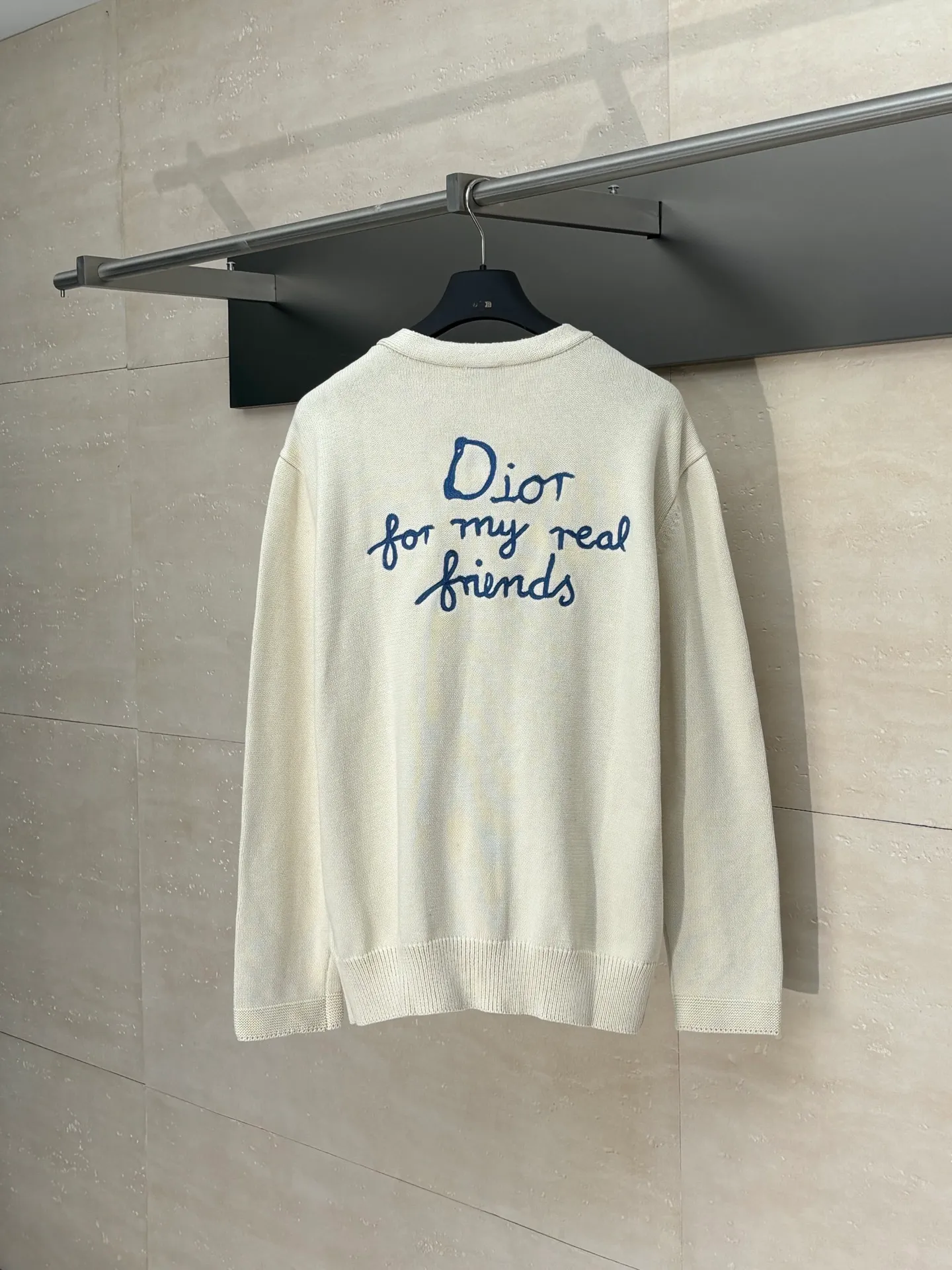 🅿️500 Dio*/Dior 25Fw new friend embroidered cotton blend button cardigan. The fabric is made of 40-count cotton yarn and wool, and the cotton content is 62%. It is mixed with 38% polyester. Mixing two kinds of wool materials can effectively make the upper body more three-dimensional. The embroidery uses high-density wool yarn embroidery technology, and the front numbers are all equipped with the joint series embroidery LOGO. The number of stitches is about 12,000. The auxiliary buttons are made of natural horn buttons, with the brand's iconic [DIOR] LOGO on the buttons. This cardigan displays the Dior For My Real Friends logo from the DIOR AND HYLTON NEL collaboration. Crafted from white cotton-blend jersey with embroidery on the front and back, button fastening and ribbed trims.  Size：S/M/L