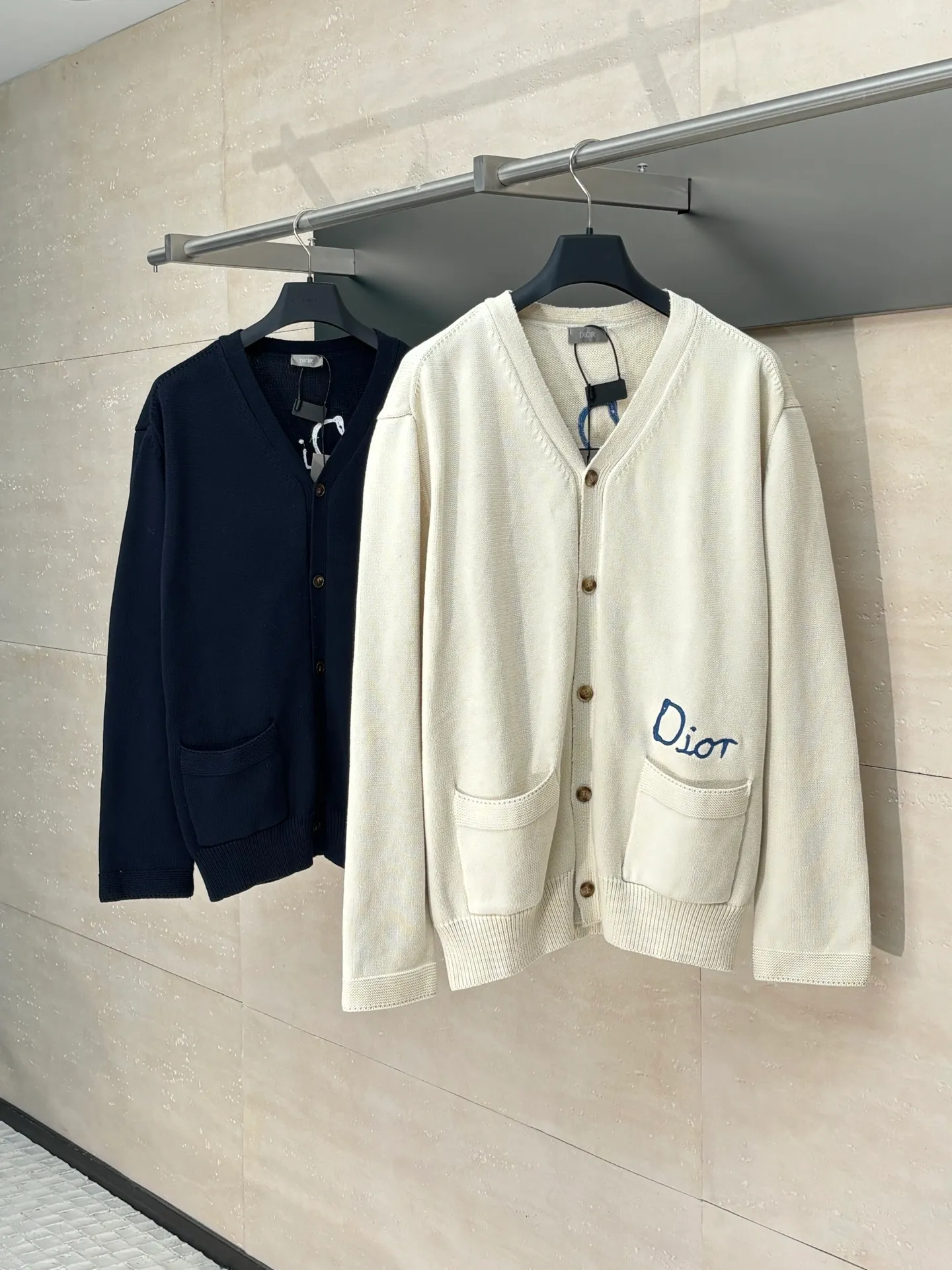 🅿️500 Dio*/Dior 25Fw new friend embroidered cotton blend button cardigan. The fabric is made of 40-count cotton yarn and wool, and the cotton content is 62%. It is mixed with 38% polyester. Mixing two kinds of wool materials can effectively make the upper body more three-dimensional. The embroidery uses high-density wool yarn embroidery technology, and the front numbers are all equipped with the joint series embroidery LOGO. The number of stitches is about 12,000. The auxiliary buttons are made of natural horn buttons, with the brand's iconic [DIOR] LOGO on the buttons. This cardigan displays the Dior For My Real Friends logo from the DIOR AND HYLTON NEL collaboration. Crafted from white cotton-blend jersey with embroidery on the front and back, button fastening and ribbed trims.  Size：S/M/L