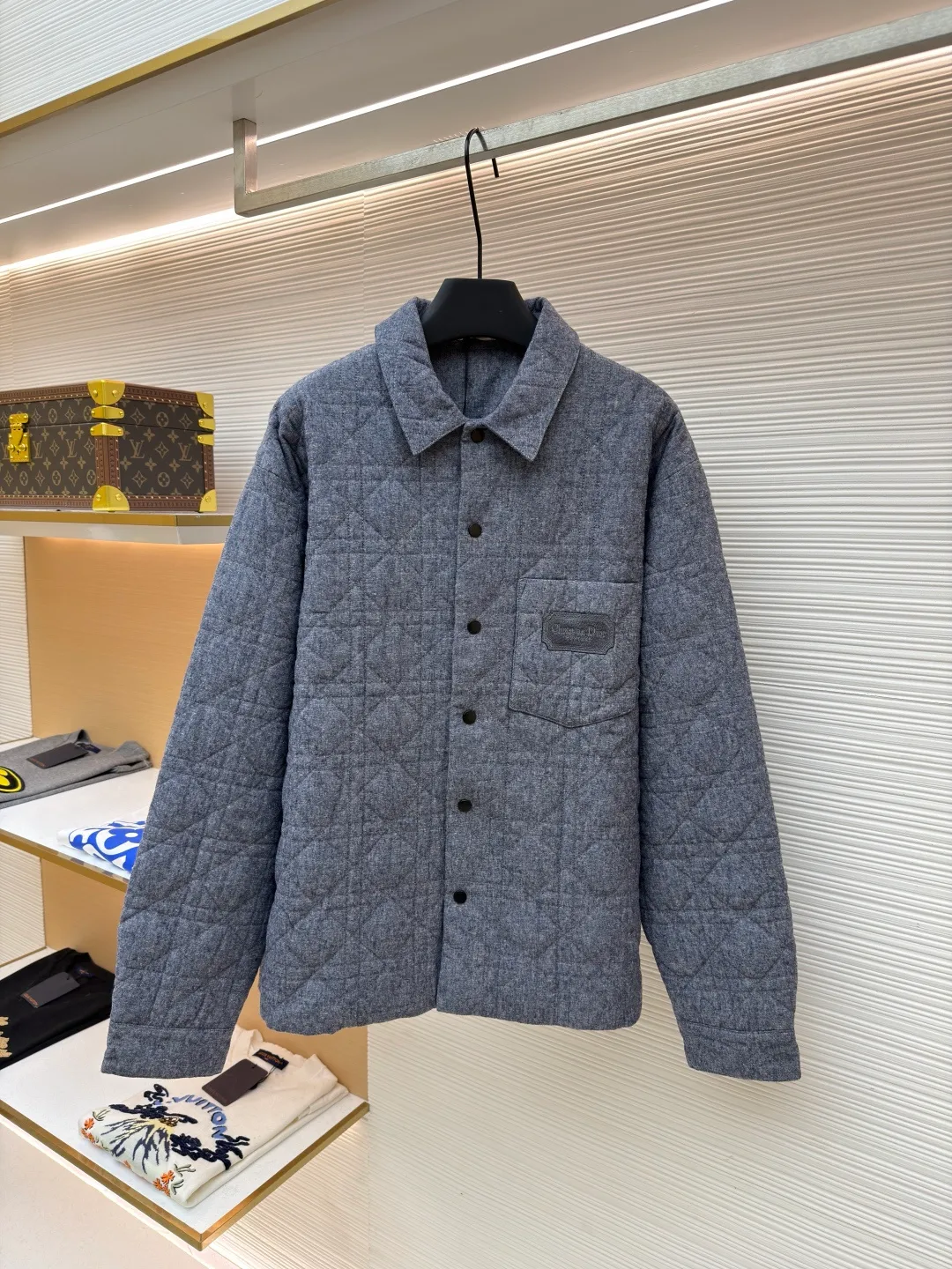 Dior rhombus quilted embroidered cotton coat ●Original version: Purchased and developed at 14699 ●Item number: 1682151-B65 ●Fabric: 100% cotton ●Technology: Made on positioning cutting machine ●Color: gray ●Version: fitted version ●Weight: about 635 grams ●Size: S-M-L-XL ●Description: The fabric is the same as the lining, purchased in Y version with AB color, customized and dyed in bulk fabric color, the top fabric adopts quilting embroidery technology, light nylon thick thread, the bottom is non-woven interlayer 800, one-inch 11-needle ultra-dense thread spacing, the whole piece of clothing has pockets on the front and back The pattern is cut to match the lines, and the left and right grids are centered respectively. The Behringer embroidery machine imported from Japan is used for embroidery. The water-soluble fabric is used as the base for embroidery with pure cotton embroidery thread. The semi-finished product is made by dissolving the fabric in cold water to make a chapter. It comes with a lacquered four-button buckle with letter logo feel. The overall wiring is straight and delicate, the fabric is comfortable and soft, and the color is consistent without color difference. It can be matched with the same style to create a fashionable look and control various occasions. Customized accessories, complete with three standards, same style for men and women!