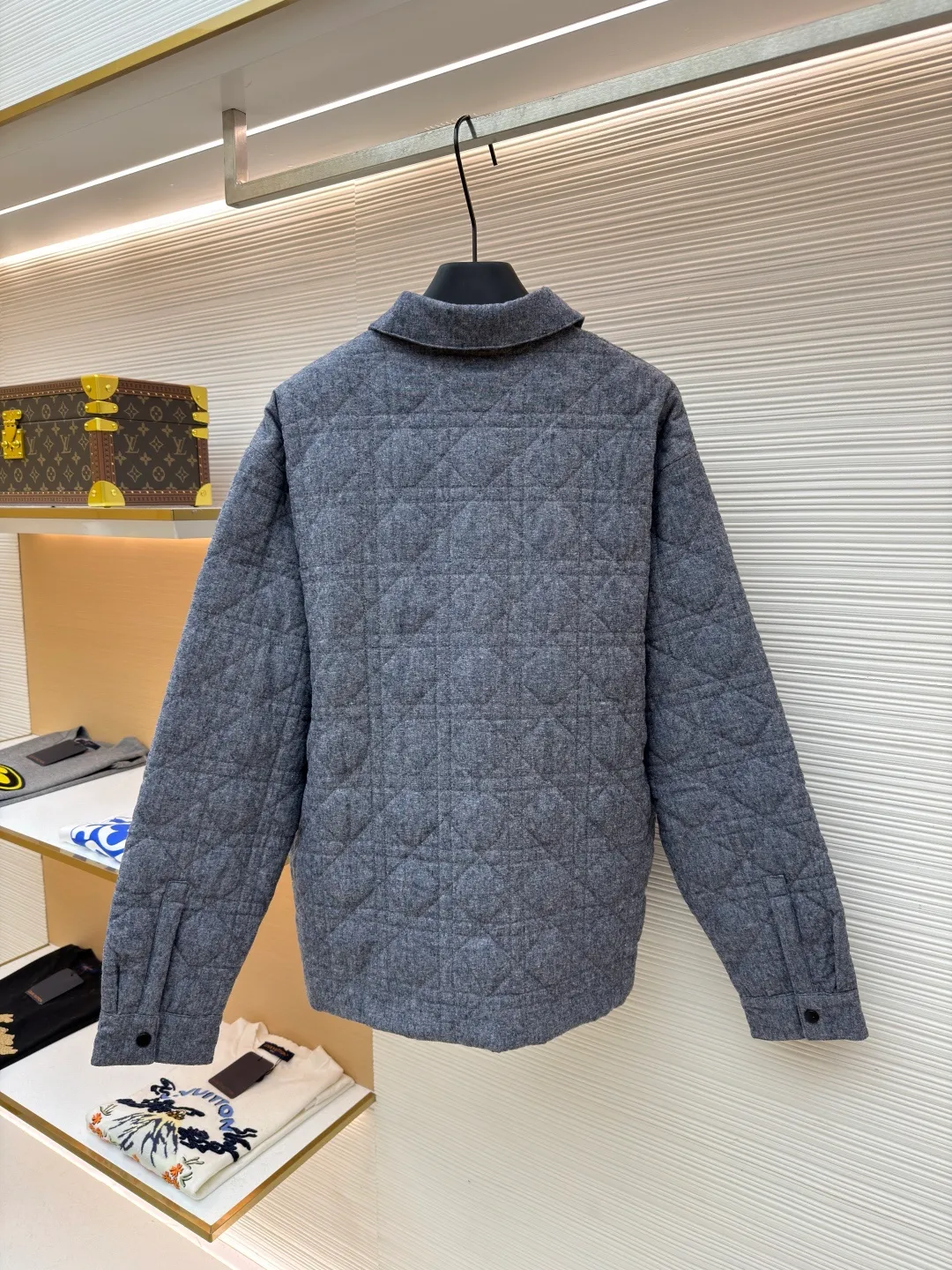 Dior rhombus quilted embroidered cotton coat ●Original version: Purchased and developed at 14699 ●Item number: 1682151-B65 ●Fabric: 100% cotton ●Technology: Made on positioning cutting machine ●Color: gray ●Version: fitted version ●Weight: about 635 grams ●Size: S-M-L-XL ●Description: The fabric is the same as the lining, purchased in Y version with AB color, customized and dyed in bulk fabric color, the top fabric adopts quilting embroidery technology, light nylon thick thread, the bottom is non-woven interlayer 800, one-inch 11-needle ultra-dense thread spacing, the whole piece of clothing has pockets on the front and back The pattern is cut to match the lines, and the left and right grids are centered respectively. The Behringer embroidery machine imported from Japan is used for embroidery. The water-soluble fabric is used as the base for embroidery with pure cotton embroidery thread. The semi-finished product is made by dissolving the fabric in cold water to make a chapter. It comes with a lacquered four-button buckle with letter logo feel. The overall wiring is straight and delicate, the fabric is comfortable and soft, and the color is consistent without color difference. It can be matched with the same style to create a fashionable look and control various occasions. Customized accessories, complete with three standards, same style for men and women!