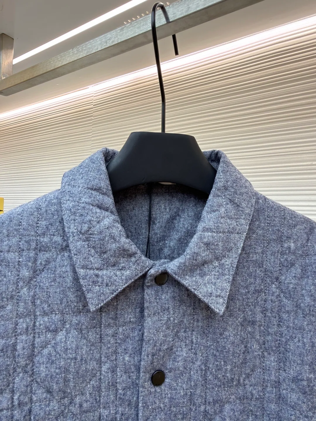 Dior rhombus quilted embroidered cotton coat ●Original version: Purchased and developed at 14699 ●Item number: 1682151-B65 ●Fabric: 100% cotton ●Technology: Made on positioning cutting machine ●Color: gray ●Version: fitted version ●Weight: about 635 grams ●Size: S-M-L-XL ●Description: The fabric is the same as the lining, purchased in Y version with AB color, customized and dyed in bulk fabric color, the top fabric adopts quilting embroidery technology, light nylon thick thread, the bottom is non-woven interlayer 800, one-inch 11-needle ultra-dense thread spacing, the whole piece of clothing has pockets on the front and back The pattern is cut to match the lines, and the left and right grids are centered respectively. The Behringer embroidery machine imported from Japan is used for embroidery. The water-soluble fabric is used as the base for embroidery with pure cotton embroidery thread. The semi-finished product is made by dissolving the fabric in cold water to make a chapter. It comes with a lacquered four-button buckle with letter logo feel. The overall wiring is straight and delicate, the fabric is comfortable and soft, and the color is consistent without color difference. It can be matched with the same style to create a fashionable look and control various occasions. Customized accessories, complete with three standards, same style for men and women!