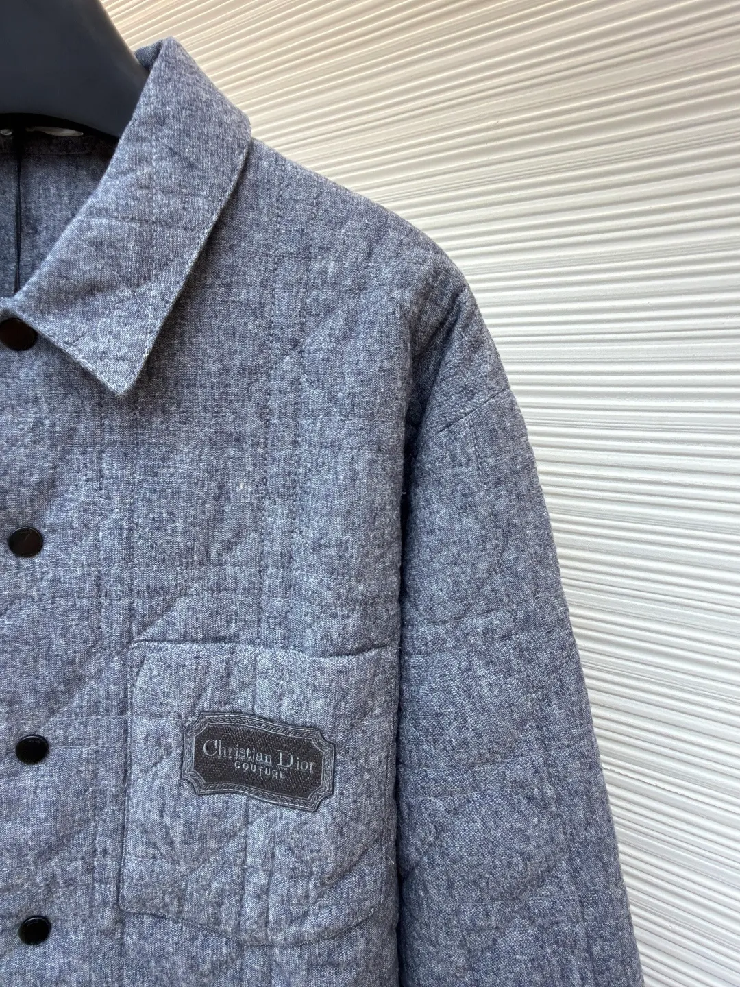 Dior rhombus quilted embroidered cotton coat ●Original version: Purchased and developed at 14699 ●Item number: 1682151-B65 ●Fabric: 100% cotton ●Technology: Made on positioning cutting machine ●Color: gray ●Version: fitted version ●Weight: about 635 grams ●Size: S-M-L-XL ●Description: The fabric is the same as the lining, purchased in Y version with AB color, customized and dyed in bulk fabric color, the top fabric adopts quilting embroidery technology, light nylon thick thread, the bottom is non-woven interlayer 800, one-inch 11-needle ultra-dense thread spacing, the whole piece of clothing has pockets on the front and back The pattern is cut to match the lines, and the left and right grids are centered respectively. The Behringer embroidery machine imported from Japan is used for embroidery. The water-soluble fabric is used as the base for embroidery with pure cotton embroidery thread. The semi-finished product is made by dissolving the fabric in cold water to make a chapter. It comes with a lacquered four-button buckle with letter logo feel. The overall wiring is straight and delicate, the fabric is comfortable and soft, and the color is consistent without color difference. It can be matched with the same style to create a fashionable look and control various occasions. Customized accessories, complete with three standards, same style for men and women!