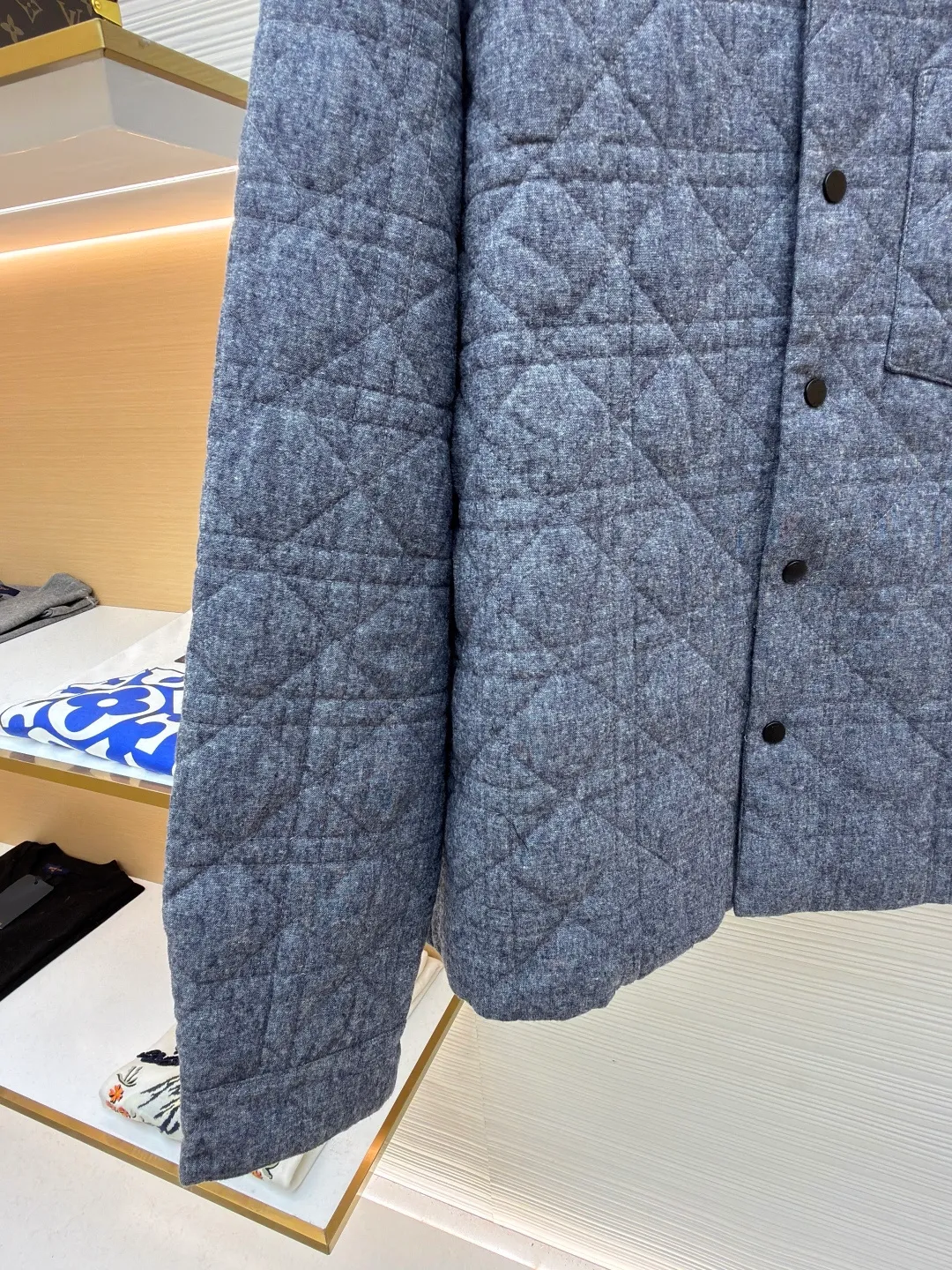 Dior rhombus quilted embroidered cotton coat ●Original version: Purchased and developed at 14699 ●Item number: 1682151-B65 ●Fabric: 100% cotton ●Technology: Made on positioning cutting machine ●Color: gray ●Version: fitted version ●Weight: about 635 grams ●Size: S-M-L-XL ●Description: The fabric is the same as the lining, purchased in Y version with AB color, customized and dyed in bulk fabric color, the top fabric adopts quilting embroidery technology, light nylon thick thread, the bottom is non-woven interlayer 800, one-inch 11-needle ultra-dense thread spacing, the whole piece of clothing has pockets on the front and back The pattern is cut to match the lines, and the left and right grids are centered respectively. The Behringer embroidery machine imported from Japan is used for embroidery. The water-soluble fabric is used as the base for embroidery with pure cotton embroidery thread. The semi-finished product is made by dissolving the fabric in cold water to make a chapter. It comes with a lacquered four-button buckle with letter logo feel. The overall wiring is straight and delicate, the fabric is comfortable and soft, and the color is consistent without color difference. It can be matched with the same style to create a fashionable look and control various occasions. Customized accessories, complete with three standards, same style for men and women!