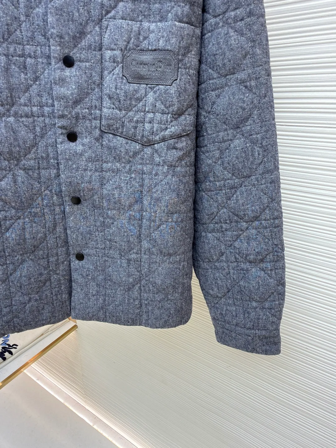 Dior rhombus quilted embroidered cotton coat ●Original version: Purchased and developed at 14699 ●Item number: 1682151-B65 ●Fabric: 100% cotton ●Technology: Made on positioning cutting machine ●Color: gray ●Version: fitted version ●Weight: about 635 grams ●Size: S-M-L-XL ●Description: The fabric is the same as the lining, purchased in Y version with AB color, customized and dyed in bulk fabric color, the top fabric adopts quilting embroidery technology, light nylon thick thread, the bottom is non-woven interlayer 800, one-inch 11-needle ultra-dense thread spacing, the whole piece of clothing has pockets on the front and back The pattern is cut to match the lines, and the left and right grids are centered respectively. The Behringer embroidery machine imported from Japan is used for embroidery. The water-soluble fabric is used as the base for embroidery with pure cotton embroidery thread. The semi-finished product is made by dissolving the fabric in cold water to make a chapter. It comes with a lacquered four-button buckle with letter logo feel. The overall wiring is straight and delicate, the fabric is comfortable and soft, and the color is consistent without color difference. It can be matched with the same style to create a fashionable look and control various occasions. Customized accessories, complete with three standards, same style for men and women!