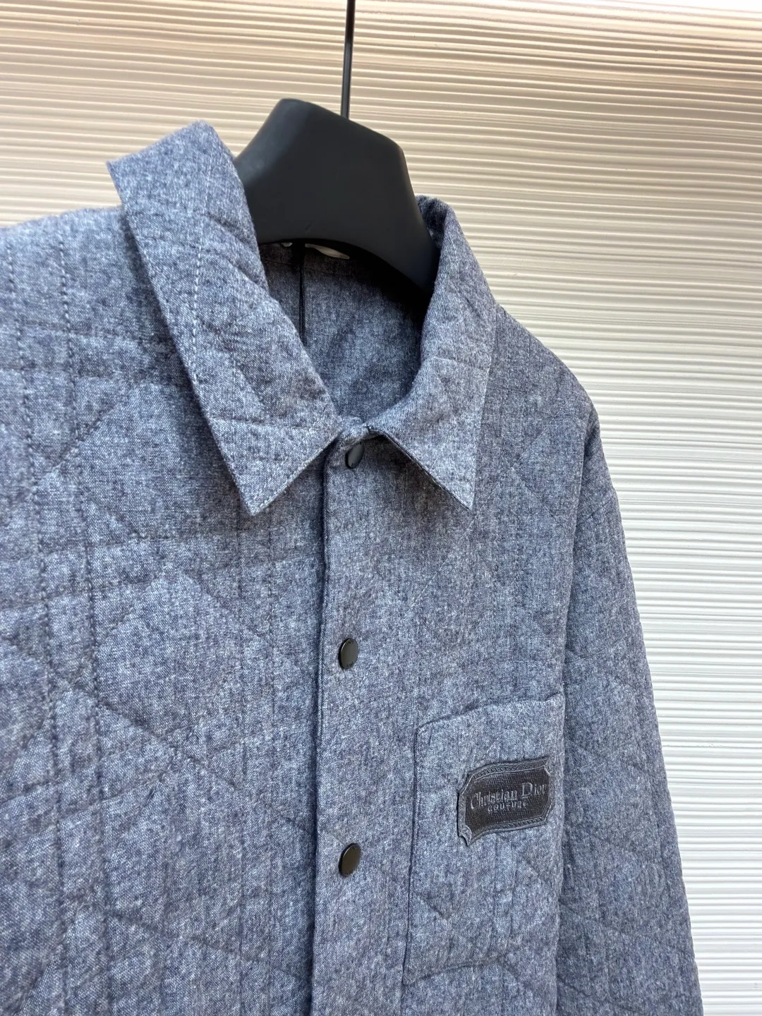 Dior rhombus quilted embroidered cotton coat ●Original version: Purchased and developed at 14699 ●Item number: 1682151-B65 ●Fabric: 100% cotton ●Technology: Made on positioning cutting machine ●Color: gray ●Version: fitted version ●Weight: about 635 grams ●Size: S-M-L-XL ●Description: The fabric is the same as the lining, purchased in Y version with AB color, customized and dyed in bulk fabric color, the top fabric adopts quilting embroidery technology, light nylon thick thread, the bottom is non-woven interlayer 800, one-inch 11-needle ultra-dense thread spacing, the whole piece of clothing has pockets on the front and back The pattern is cut to match the lines, and the left and right grids are centered respectively. The Behringer embroidery machine imported from Japan is used for embroidery. The water-soluble fabric is used as the base for embroidery with pure cotton embroidery thread. The semi-finished product is made by dissolving the fabric in cold water to make a chapter. It comes with a lacquered four-button buckle with letter logo feel. The overall wiring is straight and delicate, the fabric is comfortable and soft, and the color is consistent without color difference. It can be matched with the same style to create a fashionable look and control various occasions. Customized accessories, complete with three standards, same style for men and women!