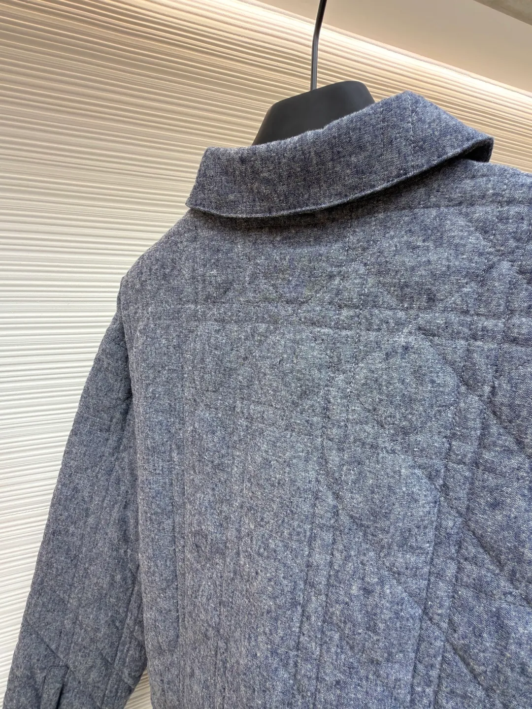 Dior rhombus quilted embroidered cotton coat ●Original version: Purchased and developed at 14699 ●Item number: 1682151-B65 ●Fabric: 100% cotton ●Technology: Made on positioning cutting machine ●Color: gray ●Version: fitted version ●Weight: about 635 grams ●Size: S-M-L-XL ●Description: The fabric is the same as the lining, purchased in Y version with AB color, customized and dyed in bulk fabric color, the top fabric adopts quilting embroidery technology, light nylon thick thread, the bottom is non-woven interlayer 800, one-inch 11-needle ultra-dense thread spacing, the whole piece of clothing has pockets on the front and back The pattern is cut to match the lines, and the left and right grids are centered respectively. The Behringer embroidery machine imported from Japan is used for embroidery. The water-soluble fabric is used as the base for embroidery with pure cotton embroidery thread. The semi-finished product is made by dissolving the fabric in cold water to make a chapter. It comes with a lacquered four-button buckle with letter logo feel. The overall wiring is straight and delicate, the fabric is comfortable and soft, and the color is consistent without color difference. It can be matched with the same style to create a fashionable look and control various occasions. Customized accessories, complete with three standards, same style for men and women!