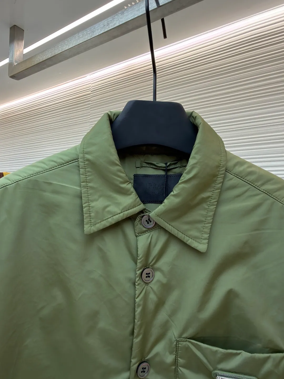 Prada shirt-style thin jacket ●Original version: Purchased and developed for 7999 ●Item number: 1681140-B50 ●Fabric: nylon fabric ●Technology: Positioning cutting machine ●Version: fitted version ●Weight: about 425 grams ●Size: S-M-L-XL ●Description: The brand's iconic recycled nylon fabric is selected, which has the same performance as traditional nylon and has high strength, tear resistance, wear resistance and other characteristics. It is lightweight and waterproof, suitable for various scenarios. Anti-wrinkle, quick-drying and easy to maintain on a daily basis. The collar, cuffs and hem are carefully cut and sewn to ensure that the entire cotton jacket looks refined and stylish. The iconic triangle logo design is cleverly integrated into the cotton clothing to enhance brand recognition. Prada shirts and cotton-padded clothes not only focus on beautiful design, but also emphasize practicality, ensuring that the wearer can feel warm and comfortable while enjoying fashion. The overall wiring is straight and delicate, the fabric is comfortable and soft, and the color is consistent without color difference. It can be matched with the same style to create a fashionable look and control various occasions. Customized accessories, complete with three standards, same style for men and women!