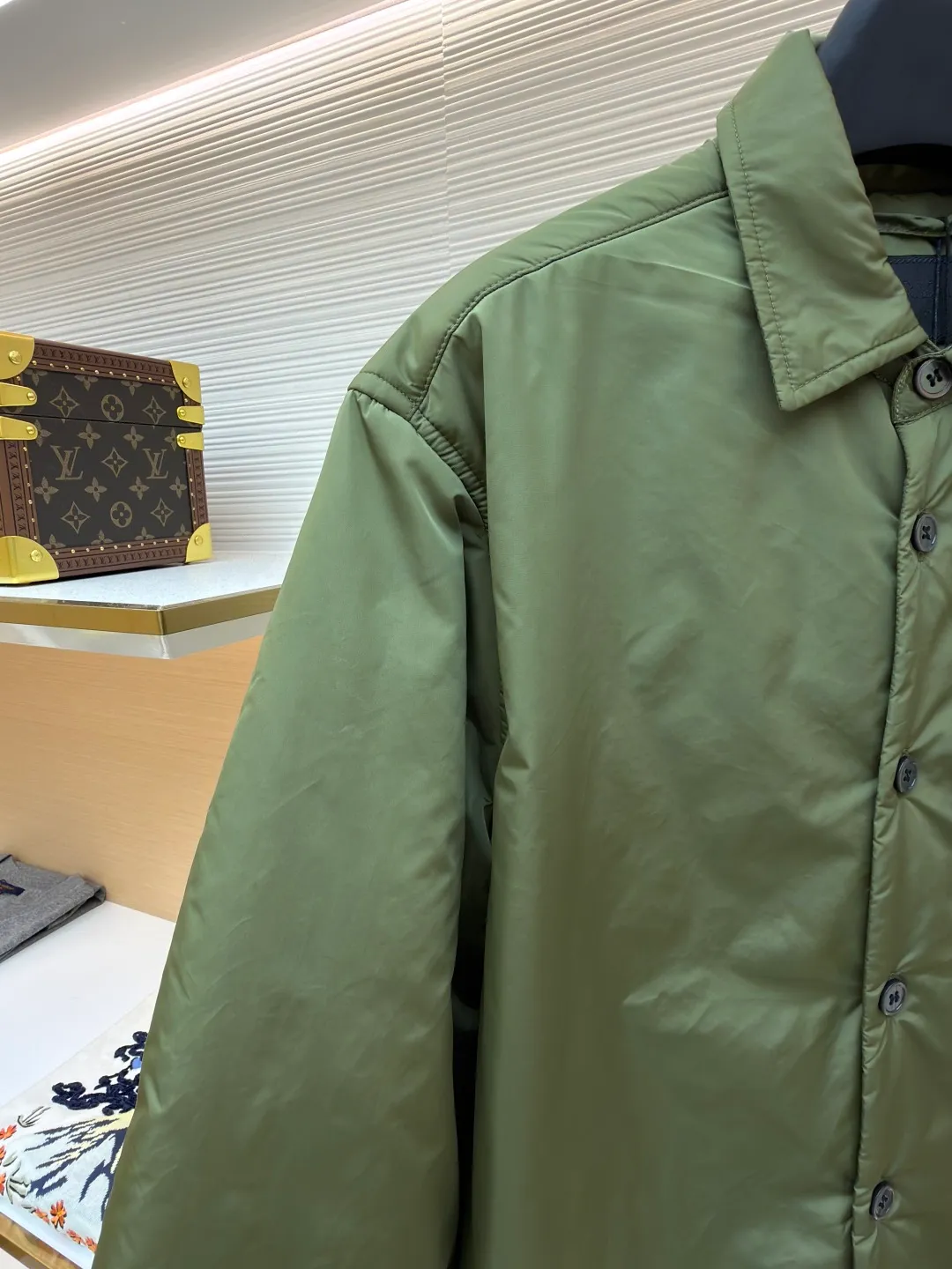 Prada shirt-style thin jacket ●Original version: Purchased and developed for 7999 ●Item number: 1681140-B50 ●Fabric: nylon fabric ●Technology: Positioning cutting machine ●Version: fitted version ●Weight: about 425 grams ●Size: S-M-L-XL ●Description: The brand's iconic recycled nylon fabric is selected, which has the same performance as traditional nylon and has high strength, tear resistance, wear resistance and other characteristics. It is lightweight and waterproof, suitable for various scenarios. Anti-wrinkle, quick-drying and easy to maintain on a daily basis. The collar, cuffs and hem are carefully cut and sewn to ensure that the entire cotton jacket looks refined and stylish. The iconic triangle logo design is cleverly integrated into the cotton clothing to enhance brand recognition. Prada shirts and cotton-padded clothes not only focus on beautiful design, but also emphasize practicality, ensuring that the wearer can feel warm and comfortable while enjoying fashion. The overall wiring is straight and delicate, the fabric is comfortable and soft, and the color is consistent without color difference. It can be matched with the same style to create a fashionable look and control various occasions. Customized accessories, complete with three standards, same style for men and women!