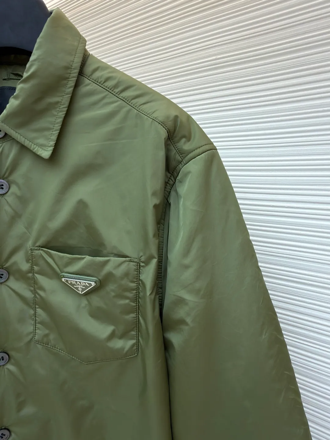 Prada shirt-style thin jacket ●Original version: Purchased and developed for 7999 ●Item number: 1681140-B50 ●Fabric: nylon fabric ●Technology: Positioning cutting machine ●Version: fitted version ●Weight: about 425 grams ●Size: S-M-L-XL ●Description: The brand's iconic recycled nylon fabric is selected, which has the same performance as traditional nylon and has high strength, tear resistance, wear resistance and other characteristics. It is lightweight and waterproof, suitable for various scenarios. Anti-wrinkle, quick-drying and easy to maintain on a daily basis. The collar, cuffs and hem are carefully cut and sewn to ensure that the entire cotton jacket looks refined and stylish. The iconic triangle logo design is cleverly integrated into the cotton clothing to enhance brand recognition. Prada shirts and cotton-padded clothes not only focus on beautiful design, but also emphasize practicality, ensuring that the wearer can feel warm and comfortable while enjoying fashion. The overall wiring is straight and delicate, the fabric is comfortable and soft, and the color is consistent without color difference. It can be matched with the same style to create a fashionable look and control various occasions. Customized accessories, complete with three standards, same style for men and women!