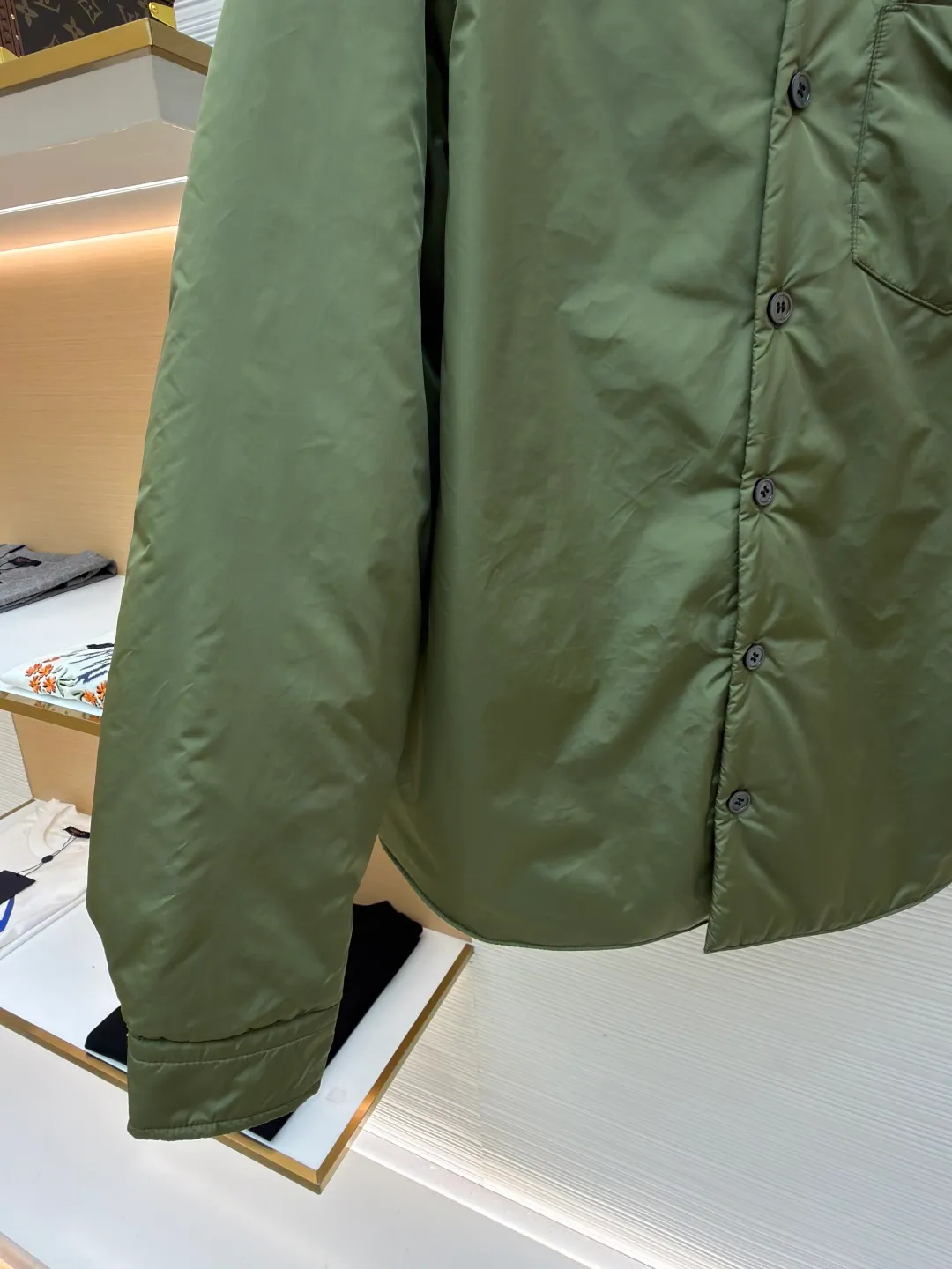 Prada shirt-style thin jacket ●Original version: Purchased and developed for 7999 ●Item number: 1681140-B50 ●Fabric: nylon fabric ●Technology: Positioning cutting machine ●Version: fitted version ●Weight: about 425 grams ●Size: S-M-L-XL ●Description: The brand's iconic recycled nylon fabric is selected, which has the same performance as traditional nylon and has high strength, tear resistance, wear resistance and other characteristics. It is lightweight and waterproof, suitable for various scenarios. Anti-wrinkle, quick-drying and easy to maintain on a daily basis. The collar, cuffs and hem are carefully cut and sewn to ensure that the entire cotton jacket looks refined and stylish. The iconic triangle logo design is cleverly integrated into the cotton clothing to enhance brand recognition. Prada shirts and cotton-padded clothes not only focus on beautiful design, but also emphasize practicality, ensuring that the wearer can feel warm and comfortable while enjoying fashion. The overall wiring is straight and delicate, the fabric is comfortable and soft, and the color is consistent without color difference. It can be matched with the same style to create a fashionable look and control various occasions. Customized accessories, complete with three standards, same style for men and women!